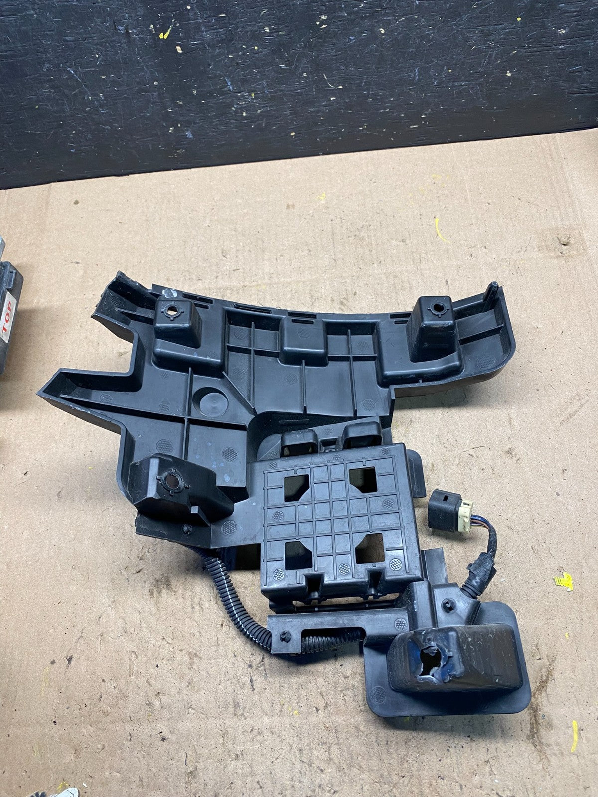2014 to 2018 Volvo S60 Rear Bumper LH Driver Bracket R8481 DG5