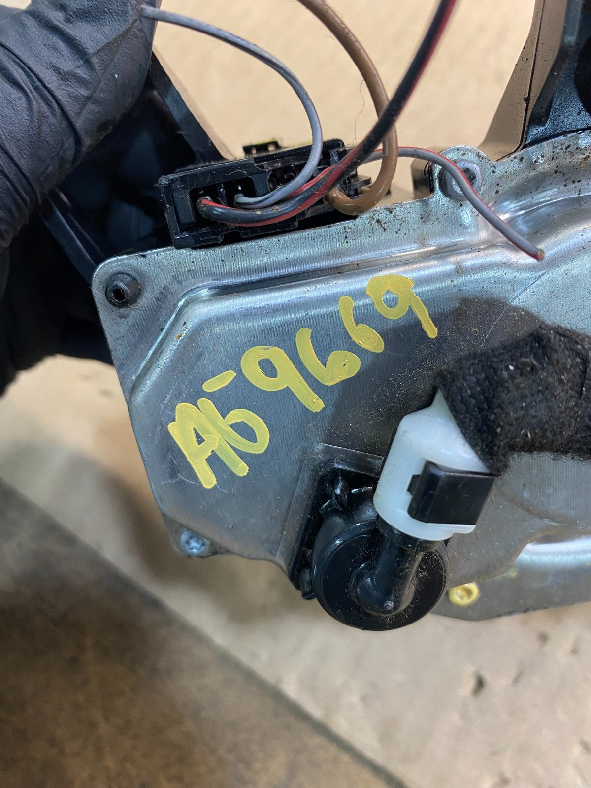 2009 to 2017 Audi Q5 Rear Windshield Washer Wiper Motor AG9669 DG6