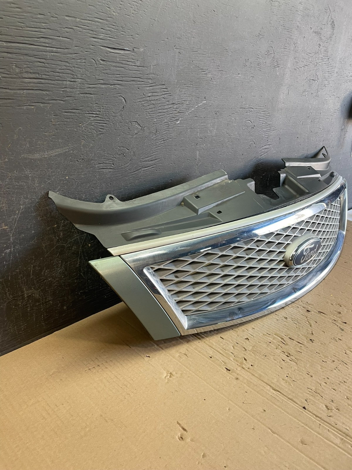 2005 2006 2007 Ford Five Hundred Front Upper Grill Grille Logo Emblem AE0760 DG2