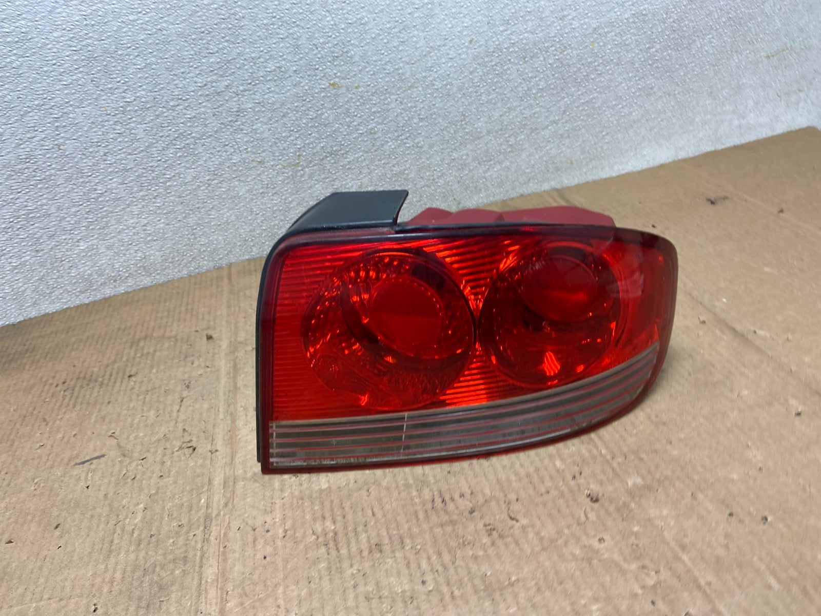 2002 to 2005 Hyundai Sonata Right Passenger Side Tail Light AA6611 LK0