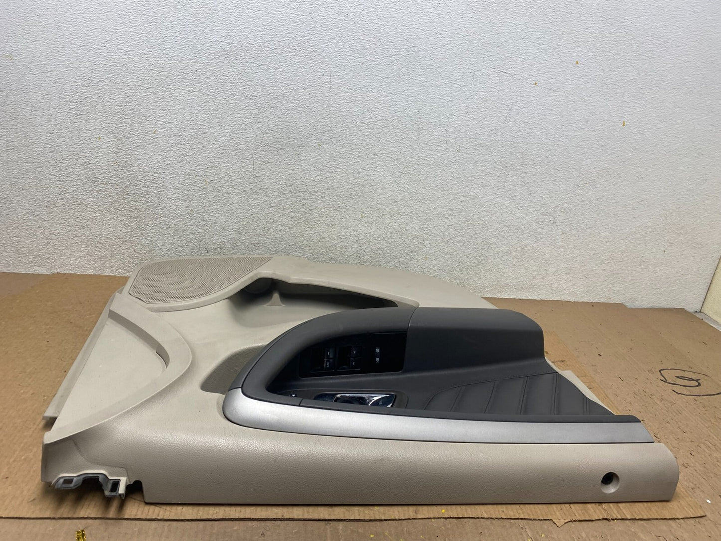 2013 to 2019 Ford Taurus Front Left Side Interior Door Panel G17825