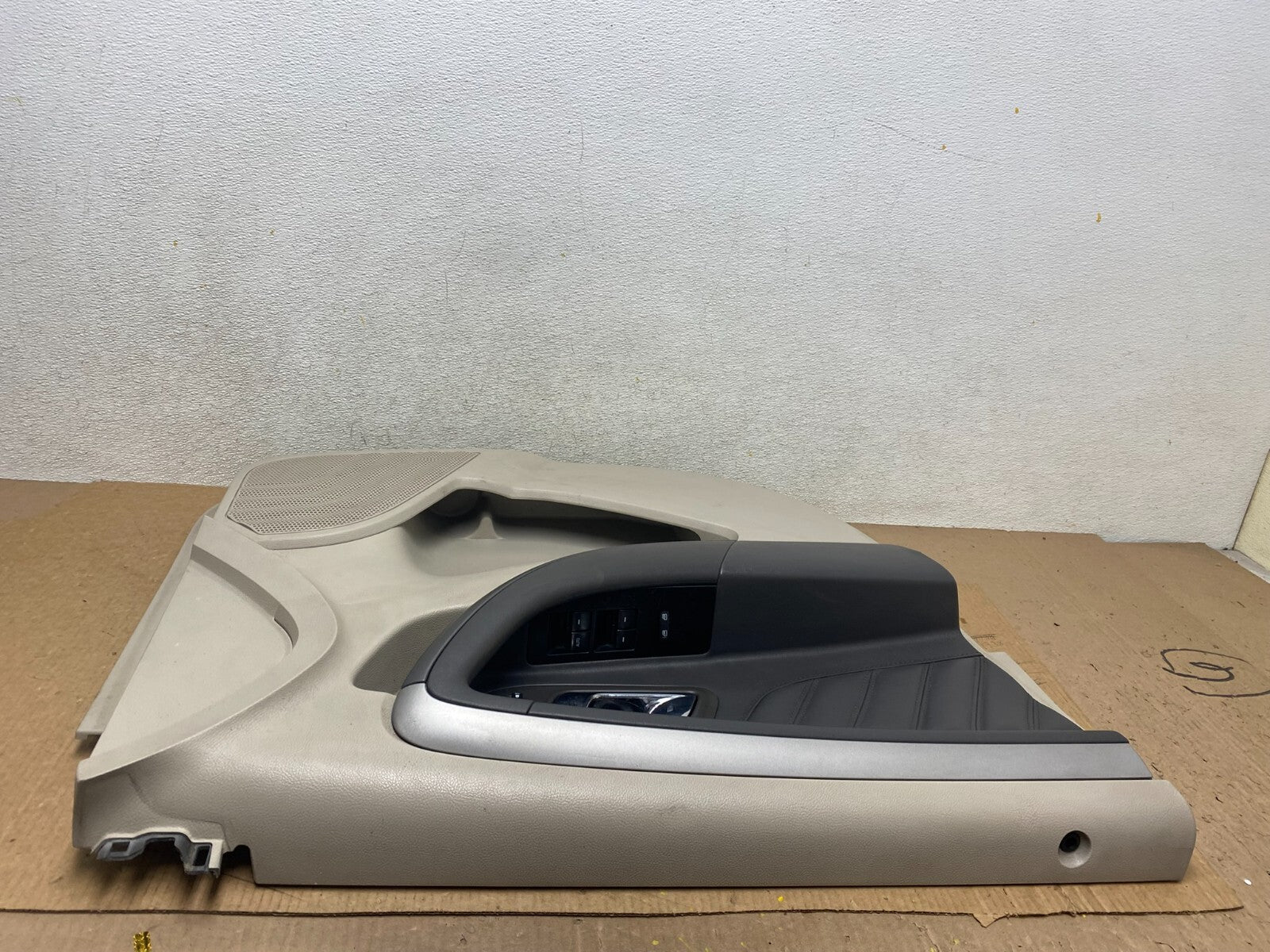 2013 to 2019 Ford Taurus Front Left Side Interior Door Panel G17825