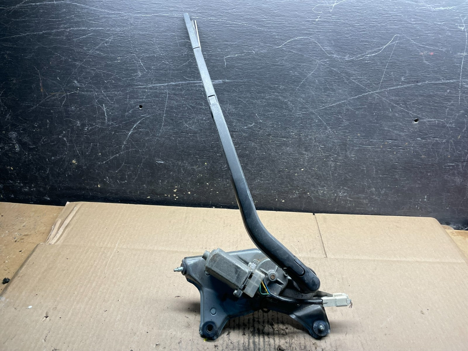2004 to 2009 Toyota Prius Rear Wiper Windshield Motor V9197 DG0