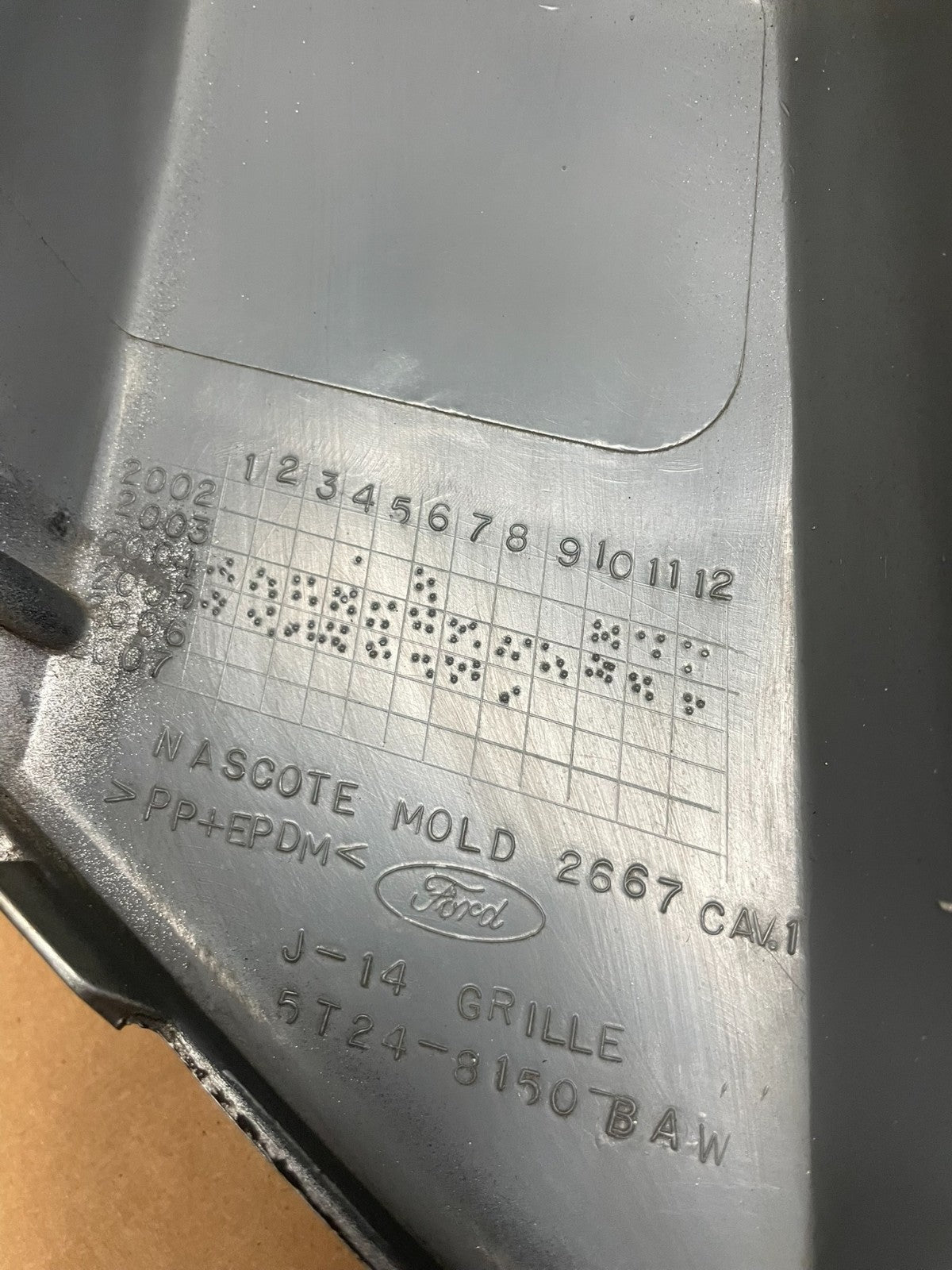 2005 - 2006 Mazda Tribute Front Upper Grille Grill Oem aa2255 DG9