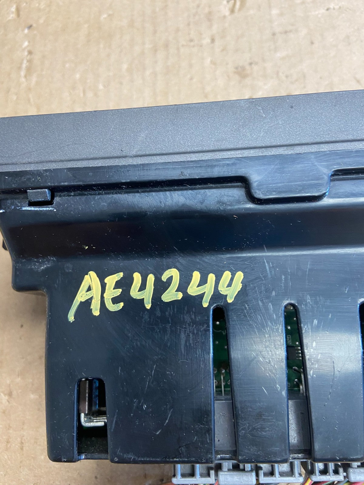 2003 to 2006 Lincoln Town Car Climate Control Panel ae4244 DG5