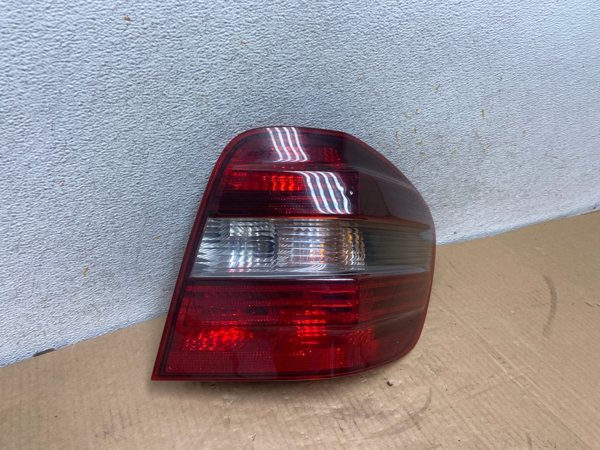 2009 to 2011 Mercedes ML350 ML-Class Right Passenger RH Tail Light AI7032 LK2