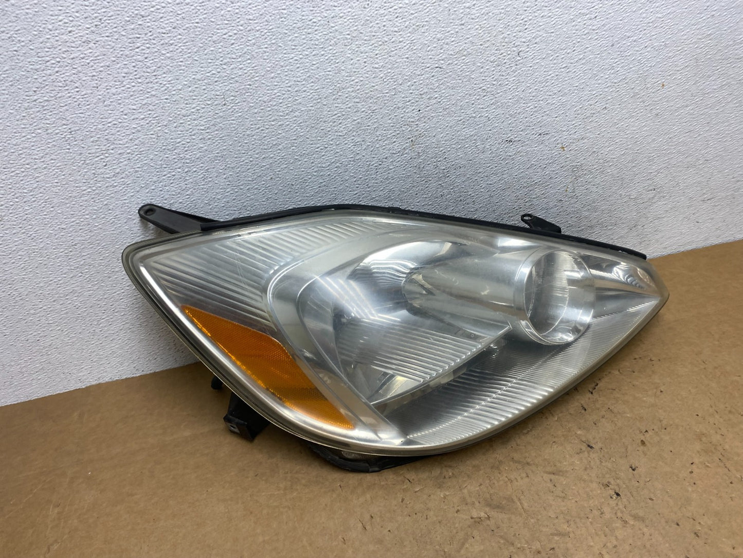 2004-2005 Toyota Sienna Right Passenger Halogen Headlight AD5249 DW2