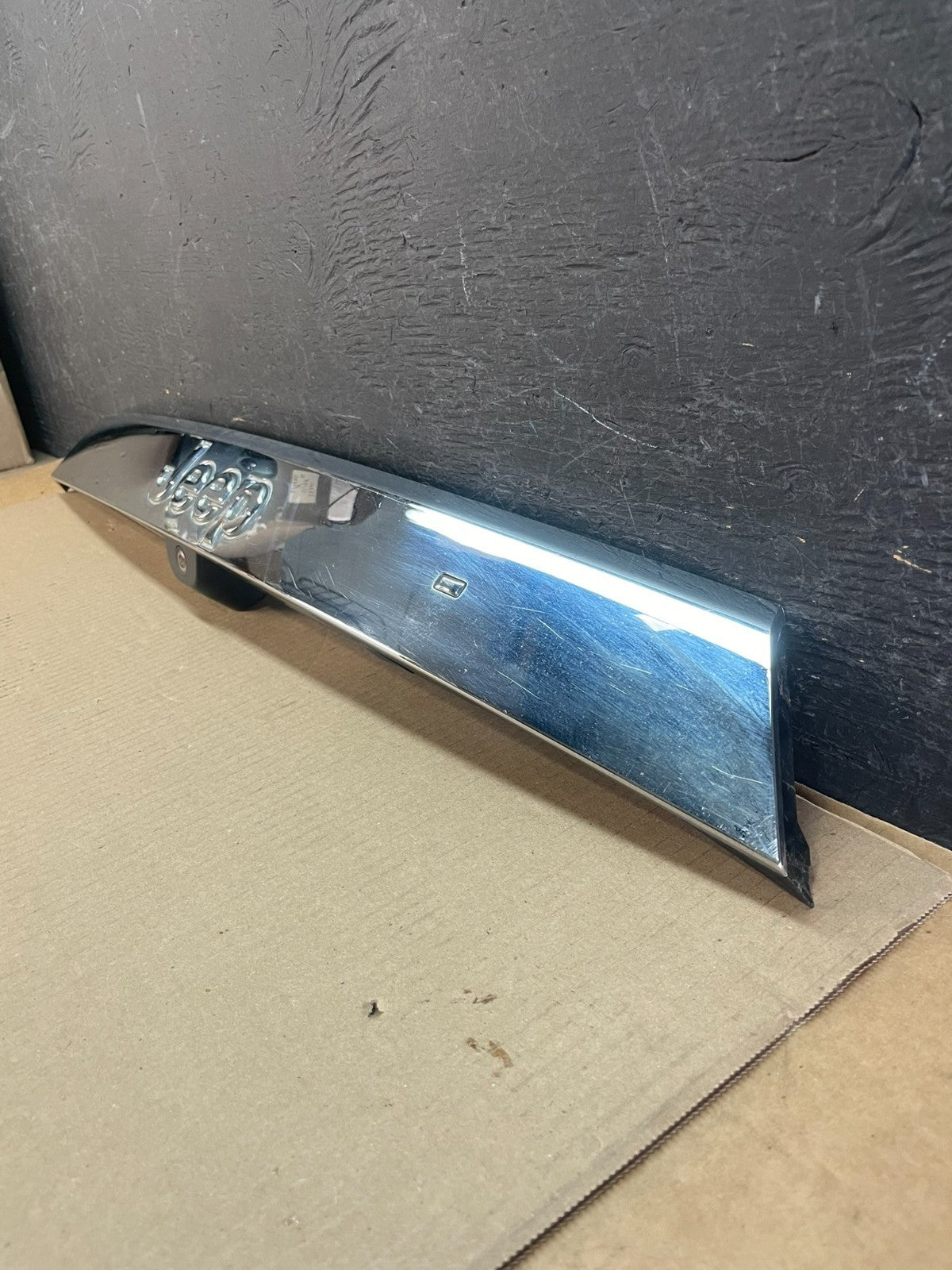 2011-2013 Jeep Grand Cherokee Liftgate Garnish Molding Trim W/ Camera AE3461 DG2
