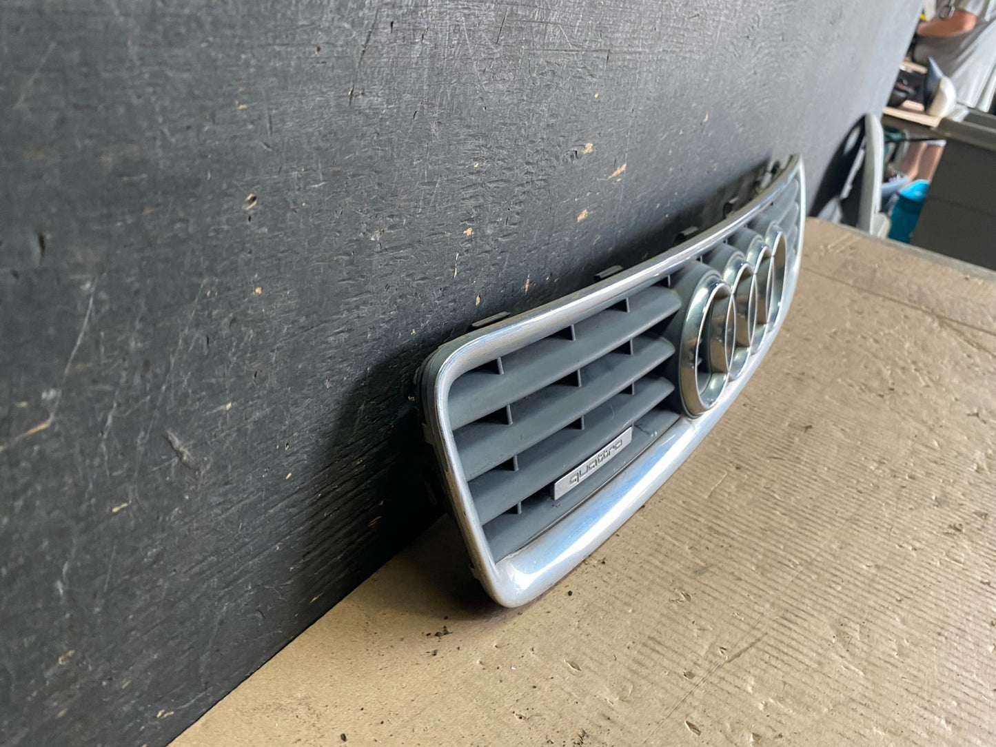 2000 to 2002 Audi A4 Upper Front Grill Grille OEM P6104 DG2