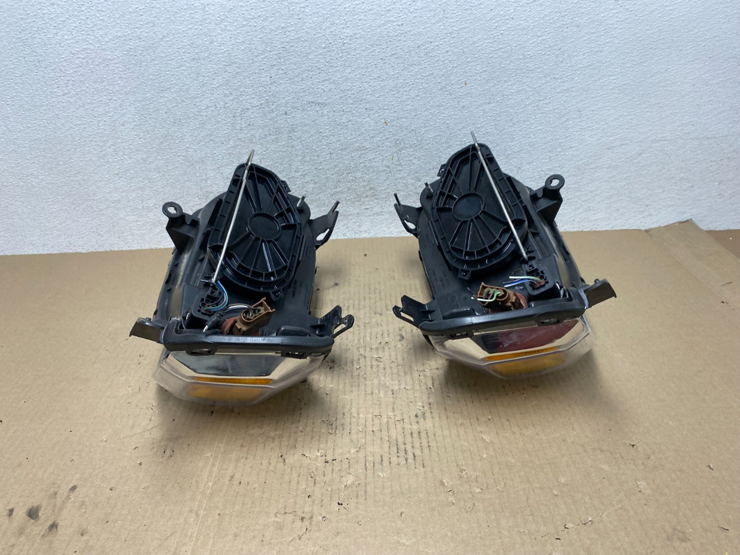 2005 - 2007 Ford Escape Headlights Left+Right Halogen AE7068 DW7