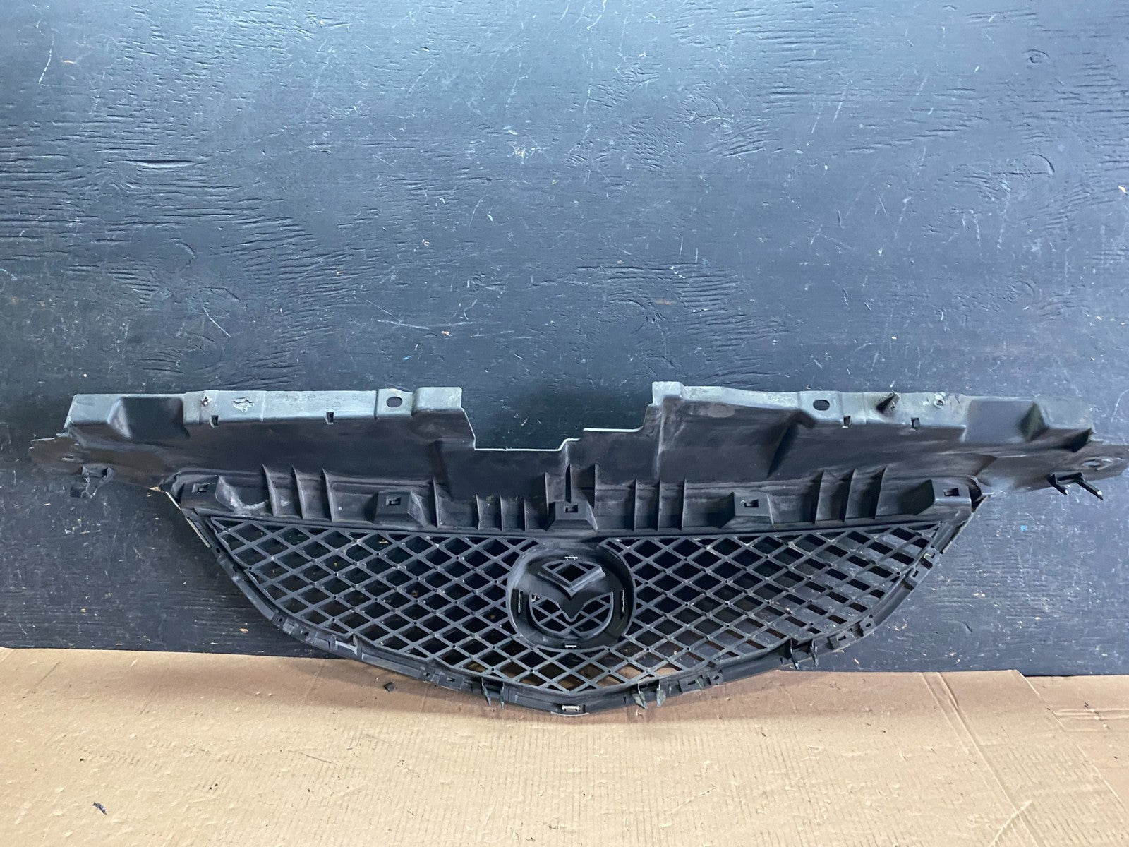 2002 2003 Mazda MPV Front Upper Grille Grill Oem P5955  DG6