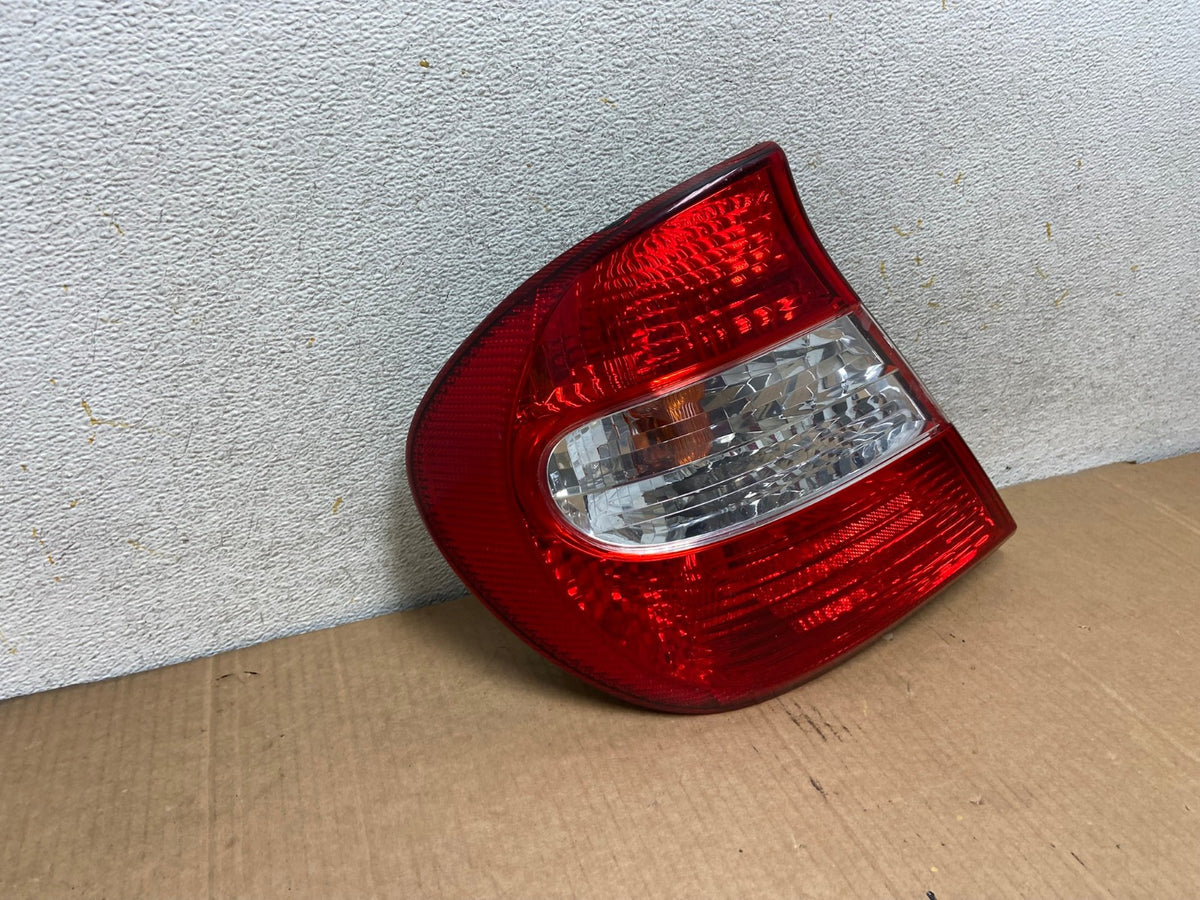 2002 2003 2004 Toyota Camry Left Driver LH Side Tail Light AI8410 LK2