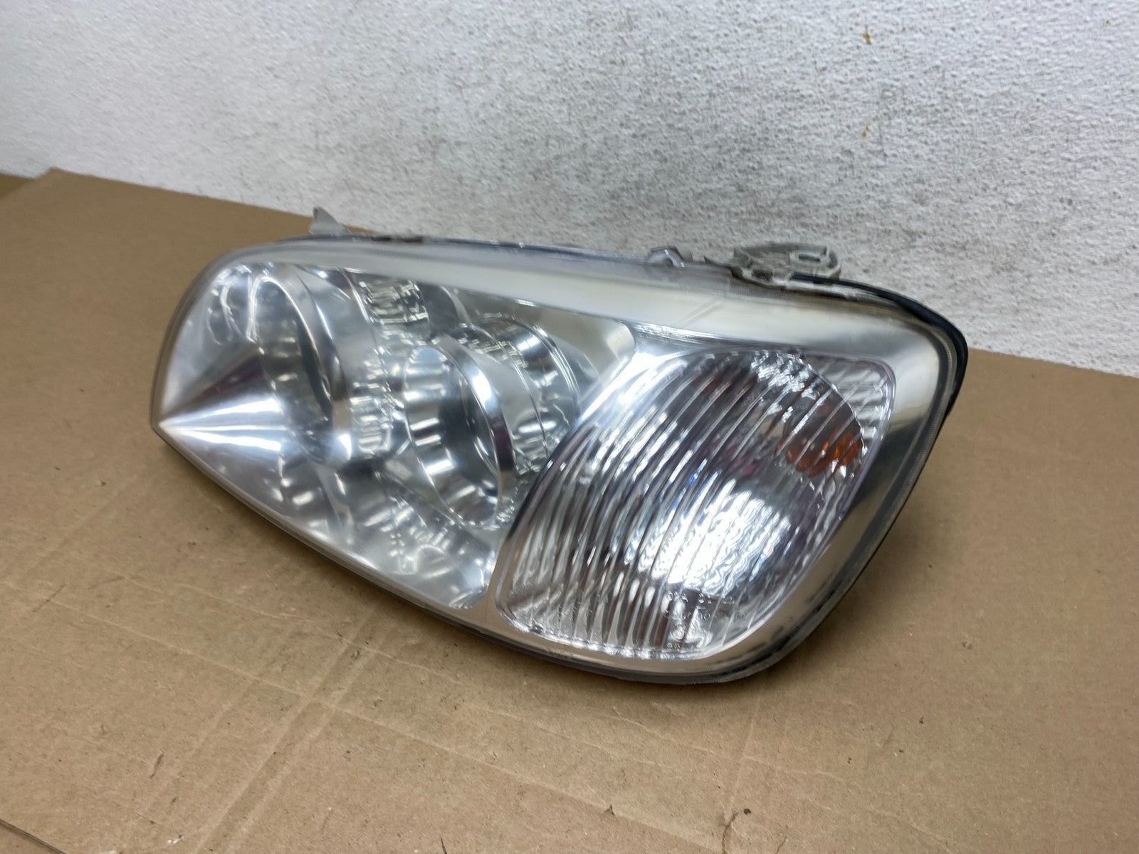 2004 2005 Hyundai XG350 XG Left Driver LH Headlight Halogen AE4947 DW1