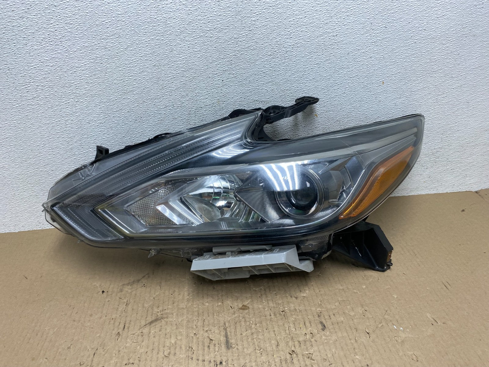 2016 - 2018 Nissan Altima Left Driver LH Halogen Headlight AE7097 DW0