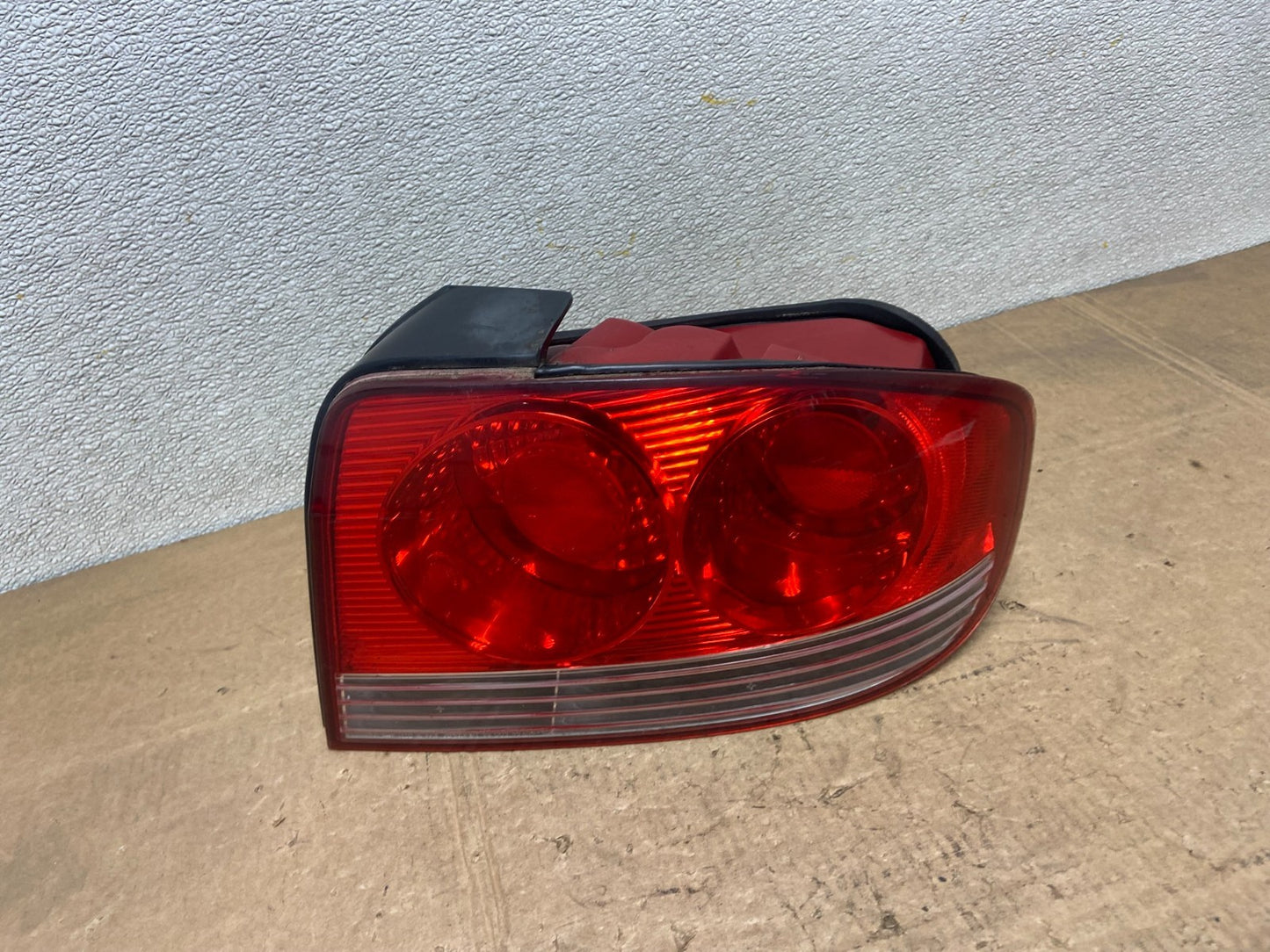 2002 - 2005 Hyundai Sonata Right Passenger RH Side Tail Light OEM Y6799 DW0