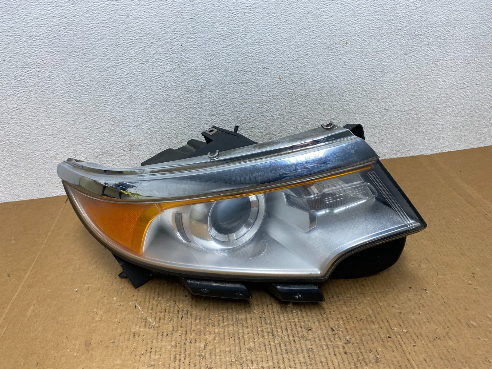 2011 to 2014 Ford Edge Front Right Passenger Headlight Xenon HID AE1420 DW0