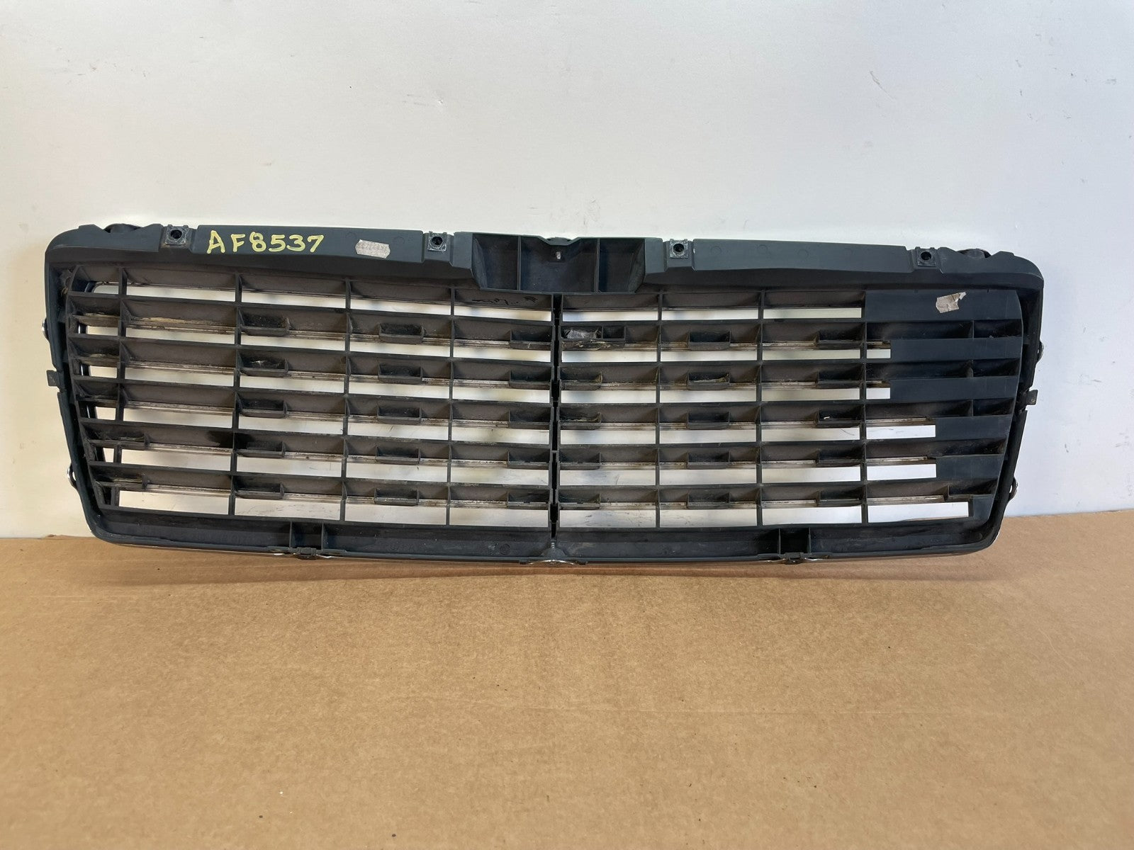 1996 to 1999 Mercedes Benz E320 Front Upper Grill Grill 2108880123 af8537 DG3