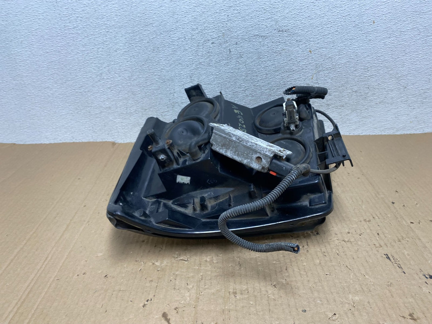 2002-2006 Cadillac Escalade Right Passenger Side Xenon Headlight AE9028 DW5