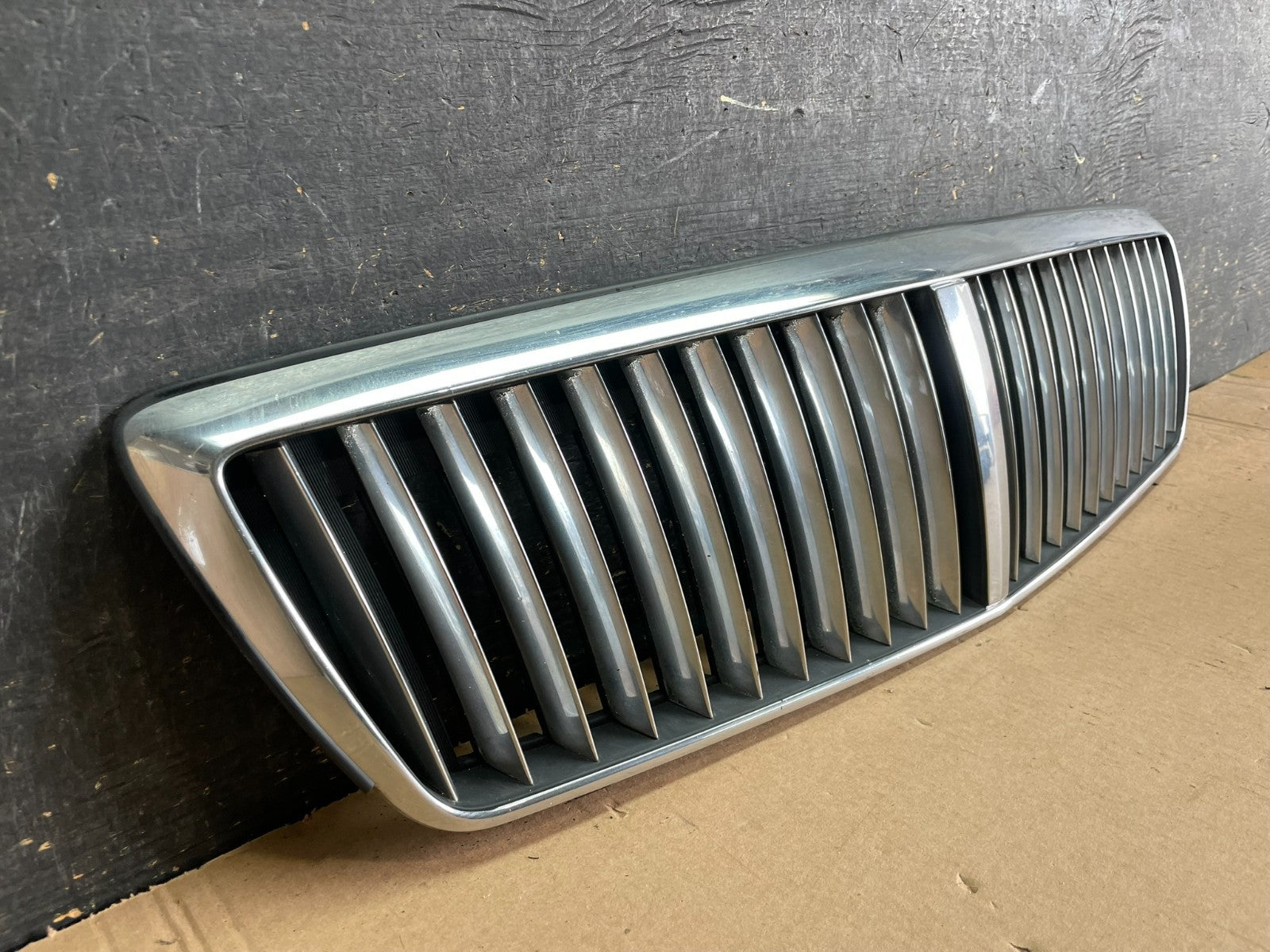 2002 to 2005 Hyundai XG350 Front Upper Grill Grille W/Emblem AA19461