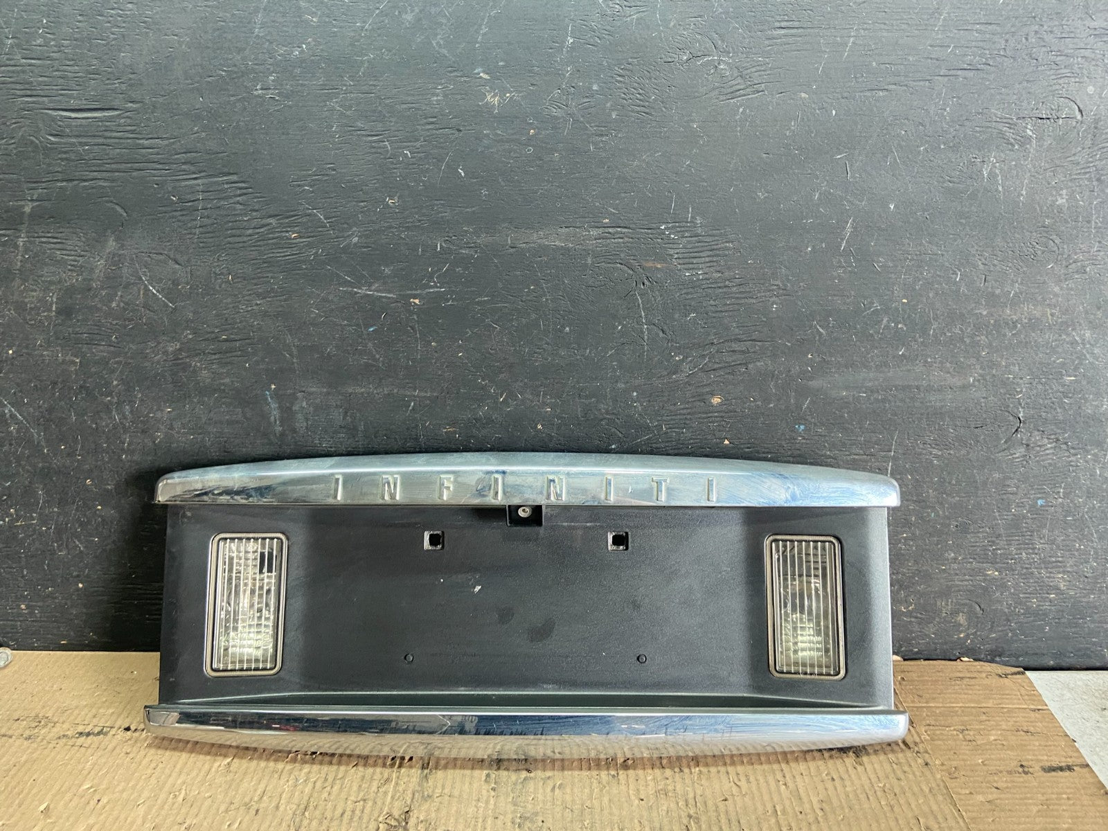 2004 to 2007 Infiniti QX56 License Plate Bracket With Camera Q3417 DG0