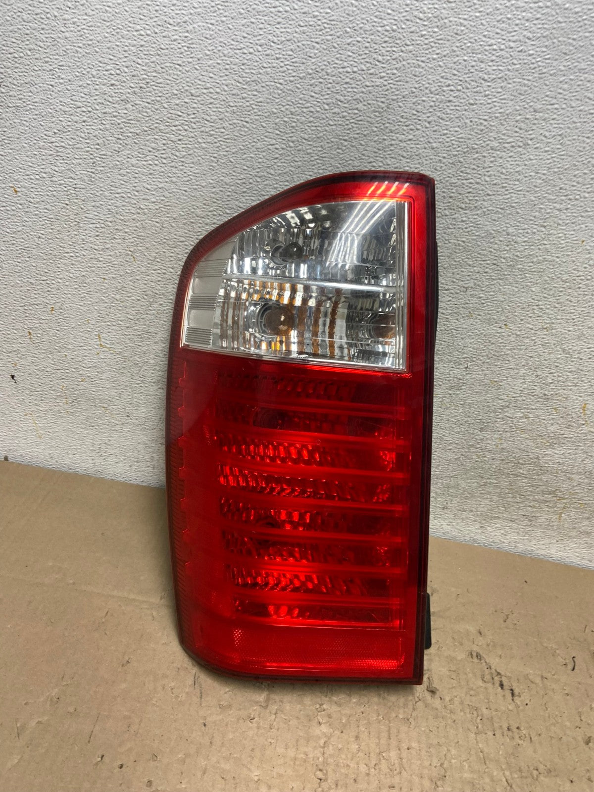 2007 to 2010 Kia Sedona Left Driver LH Side Tail Light AI2527 LK0