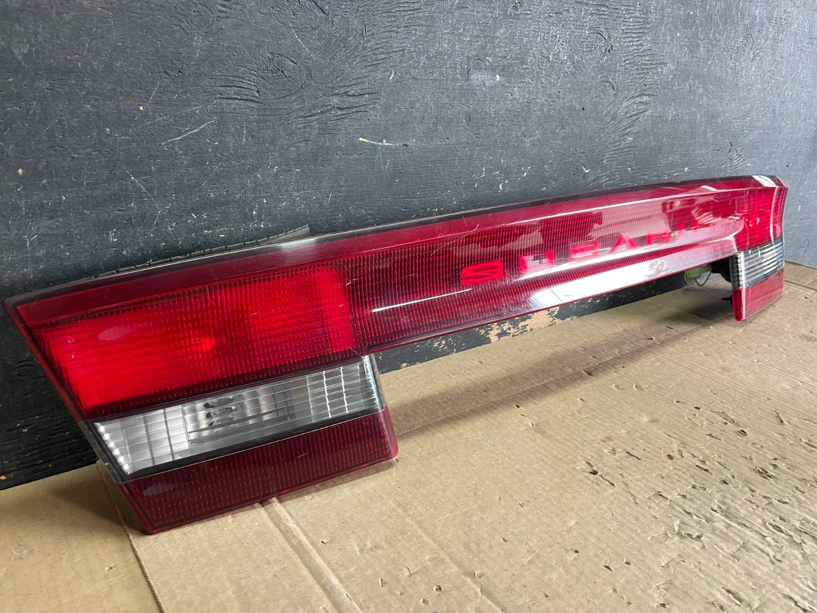 2000 to 2004 Subaru Legacy 4dr Sedan Trunk Center Tail Light Panel OEM ab3136 DG2