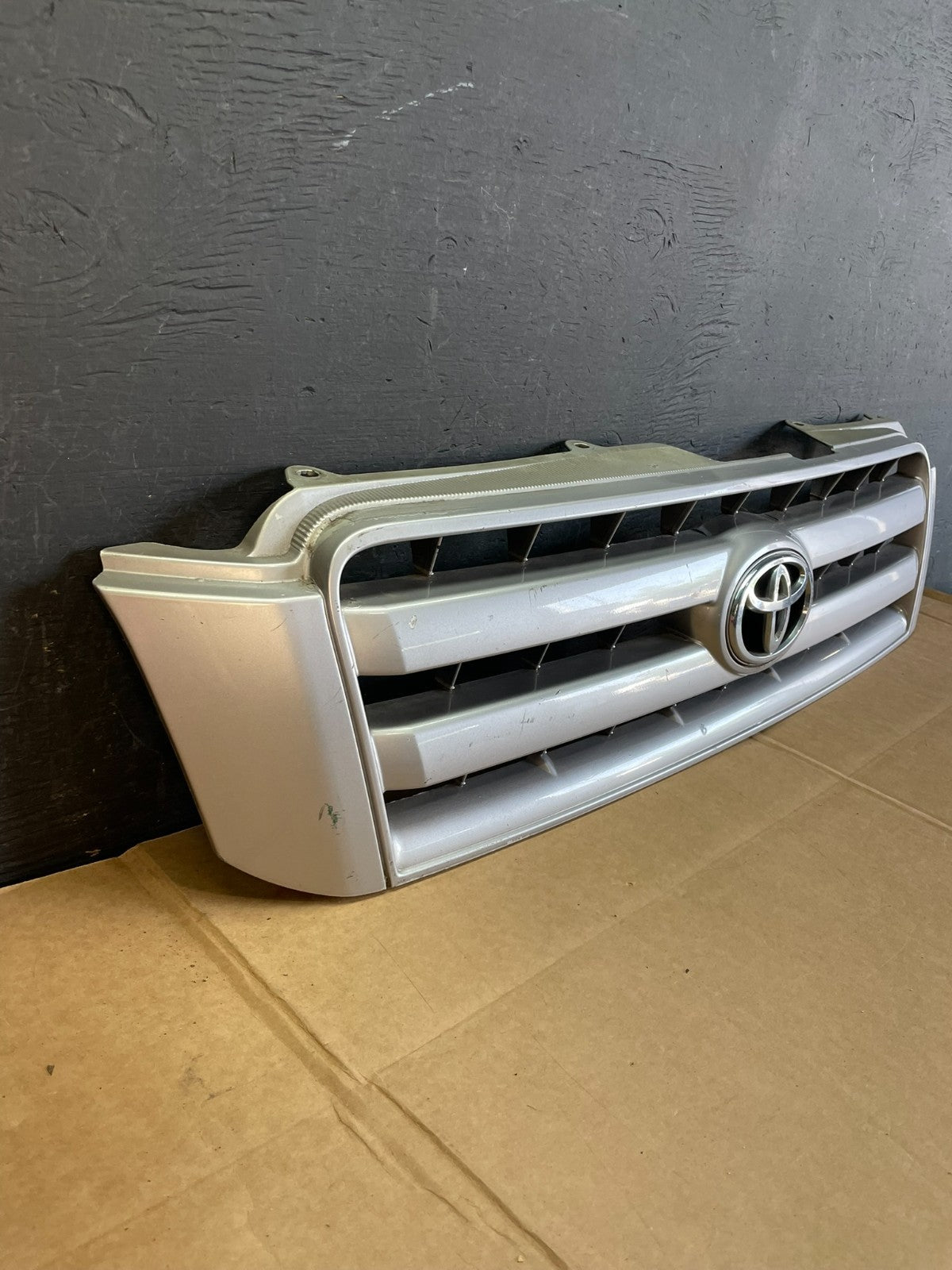 2004 to 2007 Toyota Highlander Front Upper Grille Grill With Emblem AE0862 DG2
