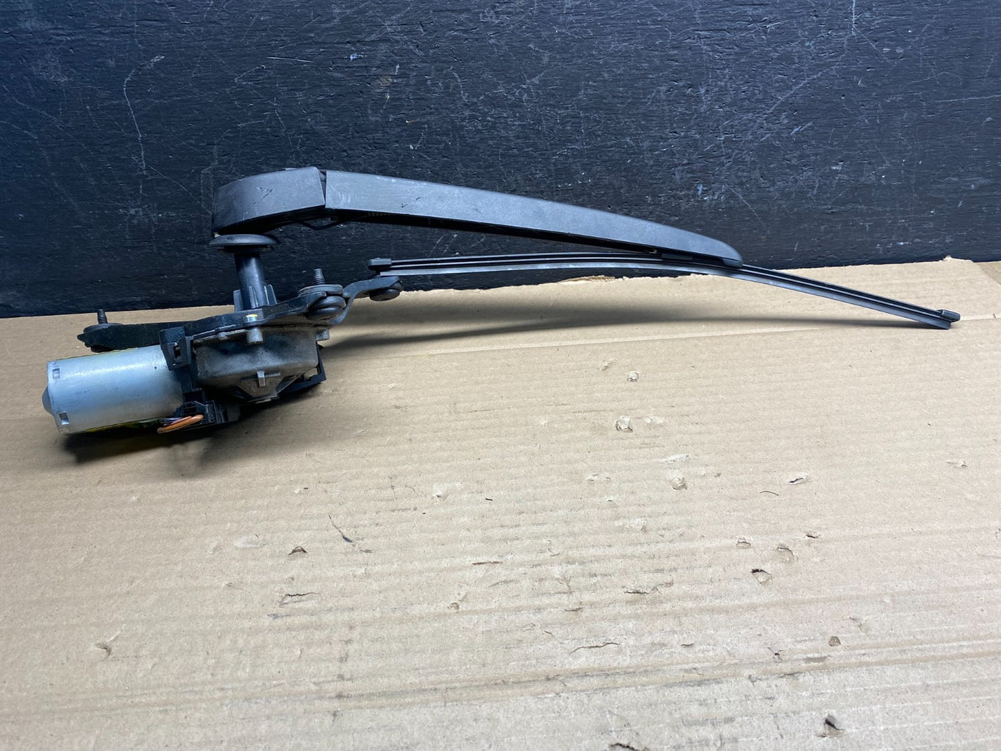 2007 to 2013 BMW X5 E70 Rear Windshield Wiper Motor ad9470 DG1