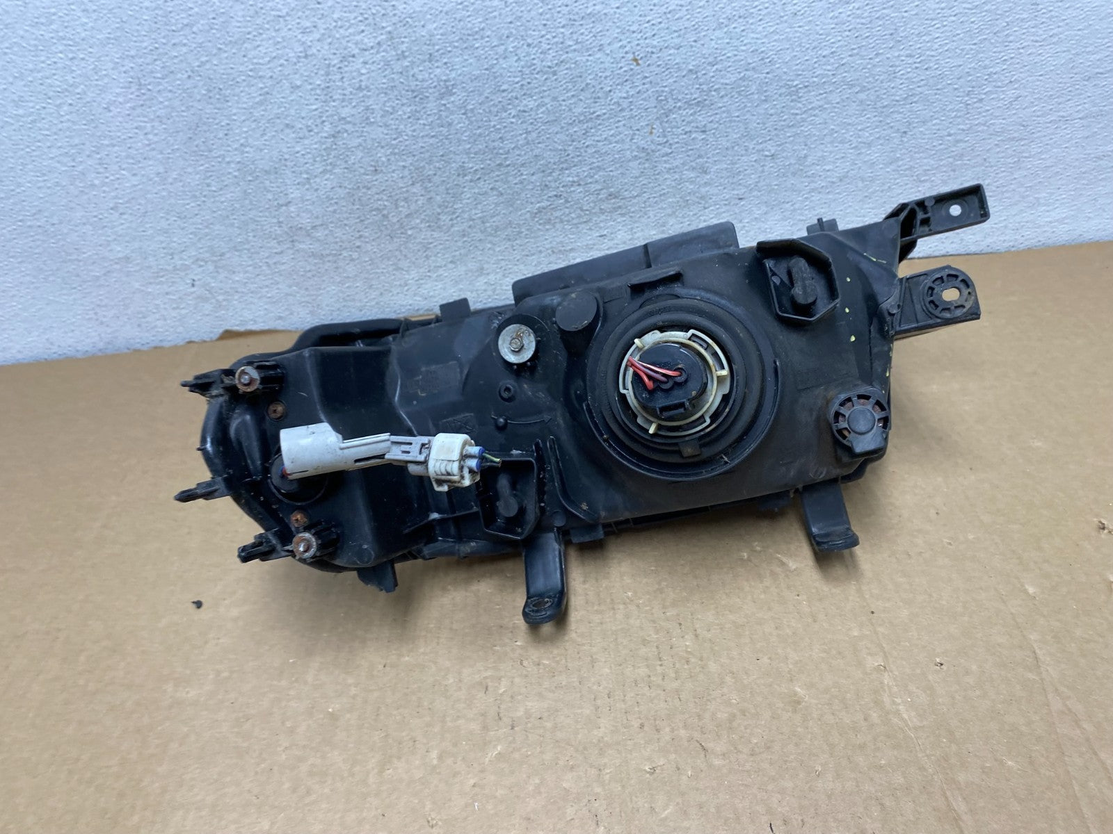 2000 - 2006 Mitsubishi Montero Right Passenger Side Headlight Halogen AG2004 DW8