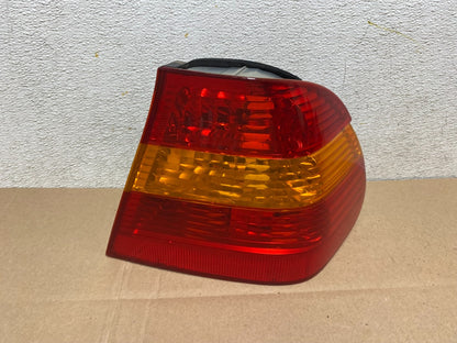 2002 - 2005 BMW 3 E46 Series Right Passenger Tail Light j8316 PS0