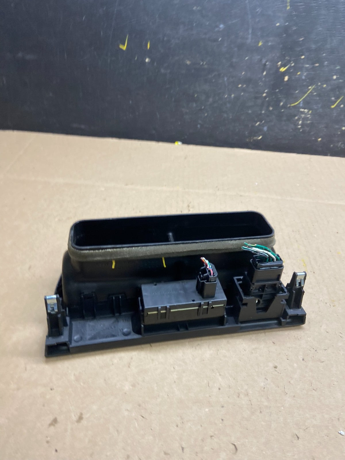 1997 to 2001 Lexus ES330 ES300 Front Center Side Air Vent t9250 DG4
