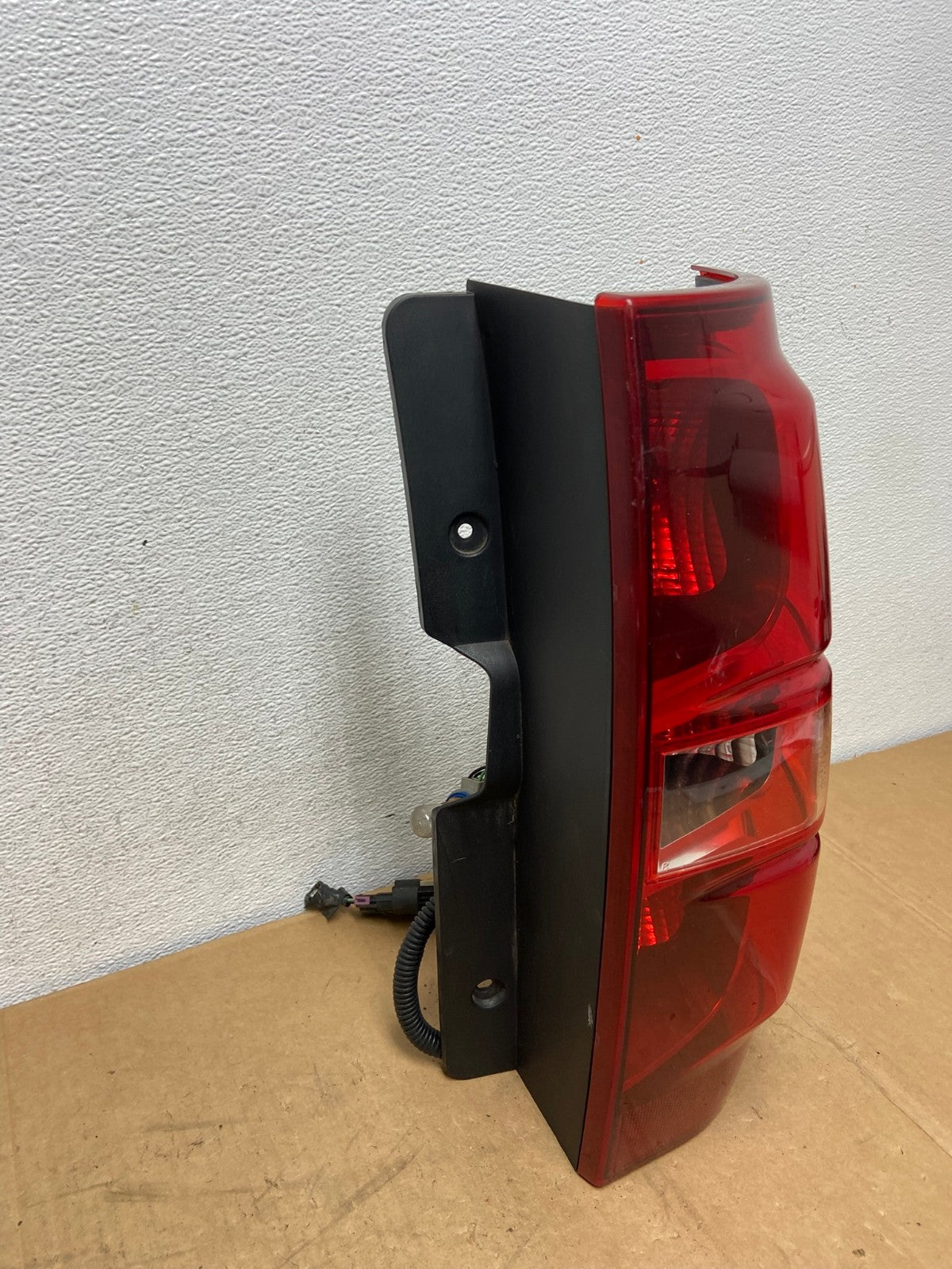 2008-2014 Chevrolet Tahoe Suburban Right Passenger Rh Tail Light AC8582 LK2