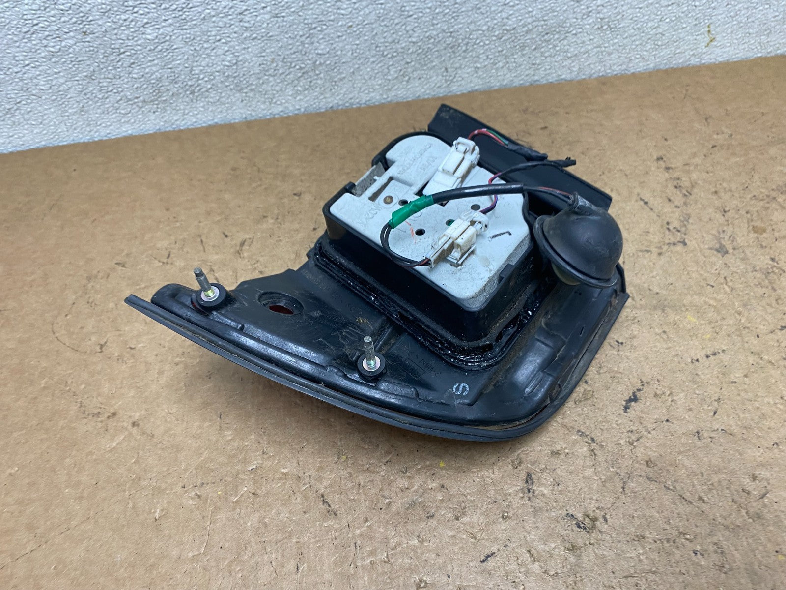 1995 1996 Nissan Maxima Left Driver LH Side Tail light Oem S9346 DW6