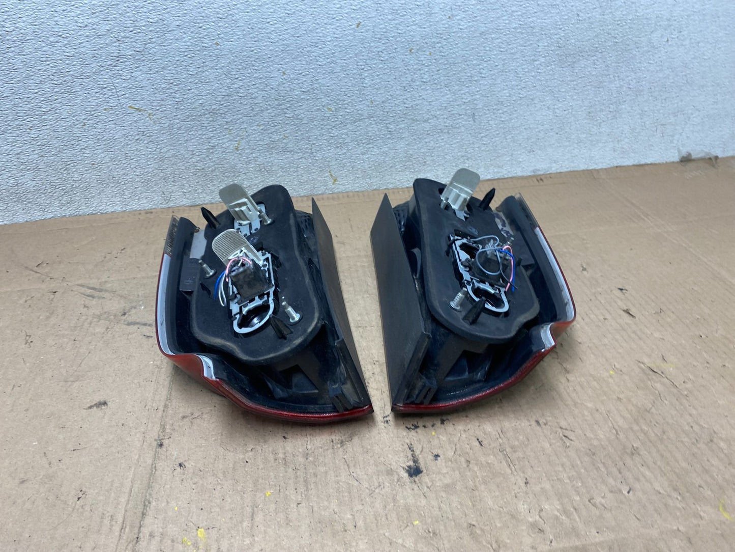 2005 to 2007 Volvo Xc70 V70 Left+Right set Tail Lights Oem R7736 PS10