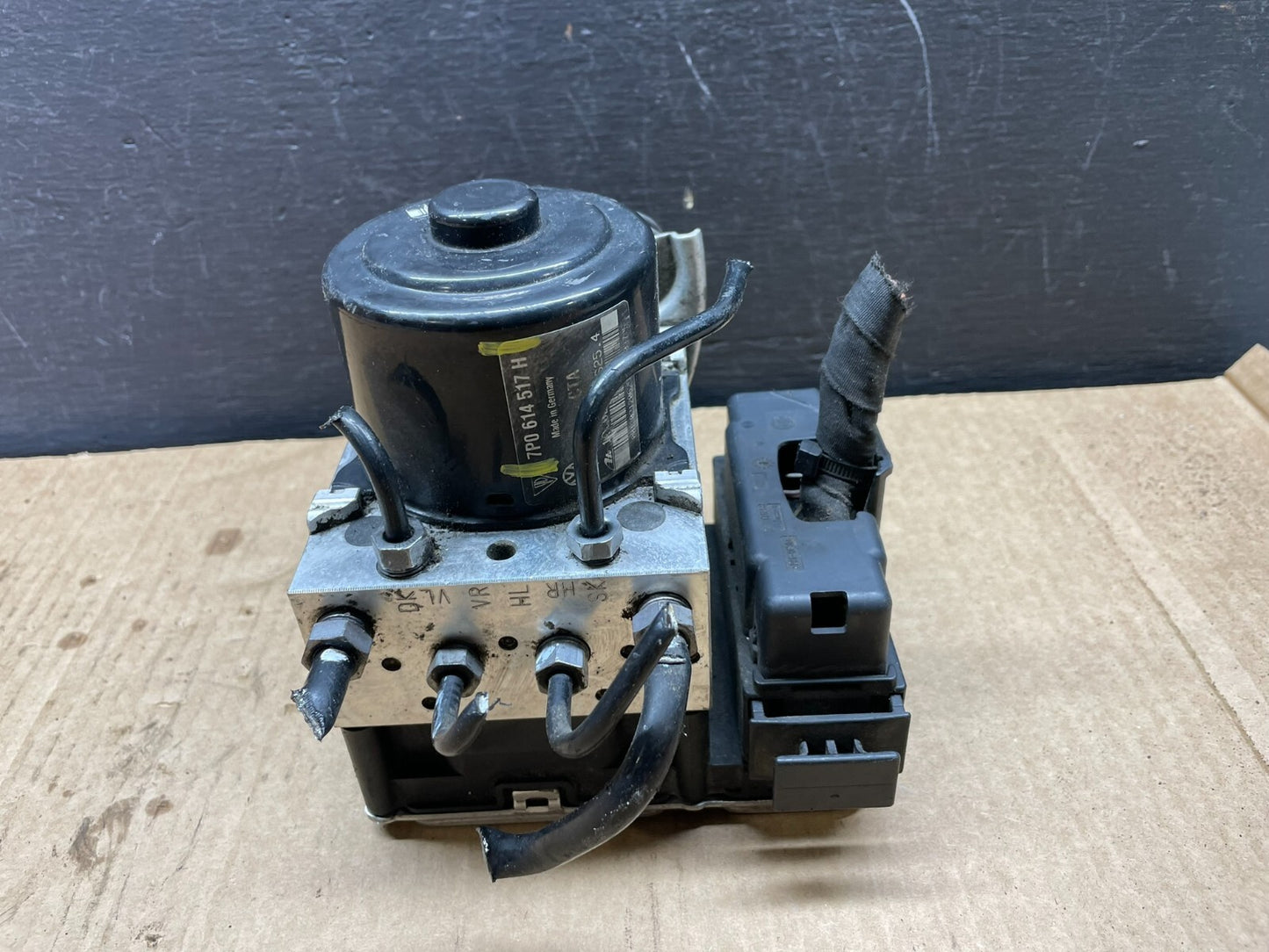 2011 - 2012  Porsche Cayenne Anti Lock Brake ABS Pump 7P0907379H D8523 PS1