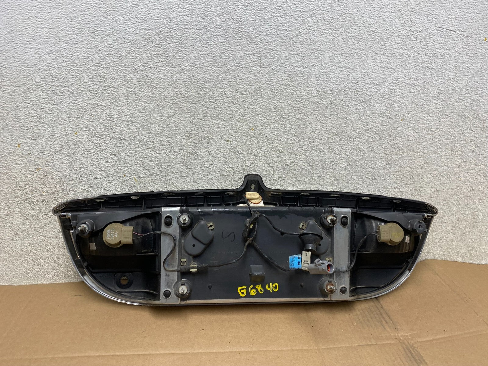 1999-2002 Lincoln Continental License Plate Panel Backup Lights Trim g68405