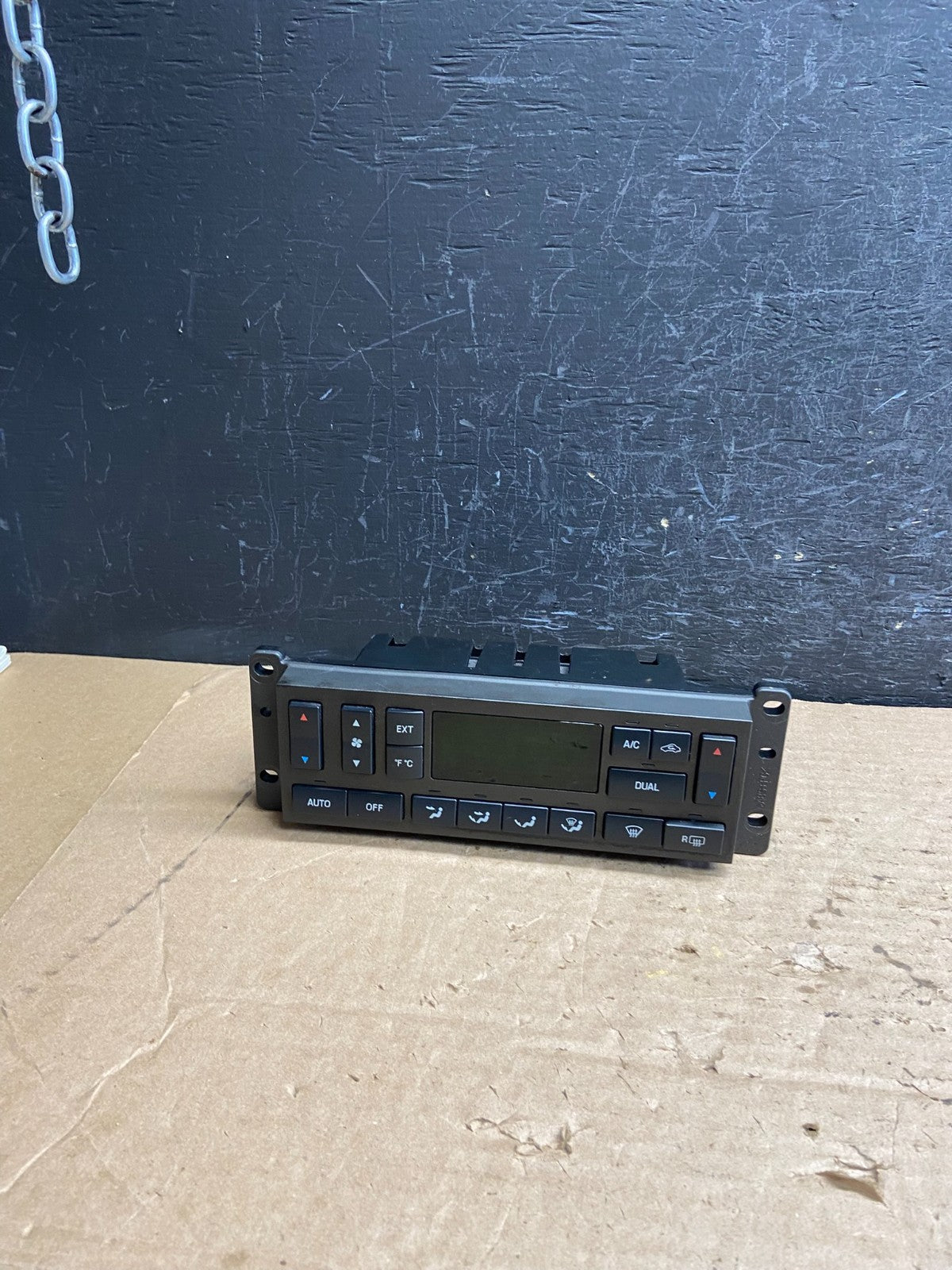 2003 to 2006 Lincoln Town Car Climate Control Panel AF2400 DG0