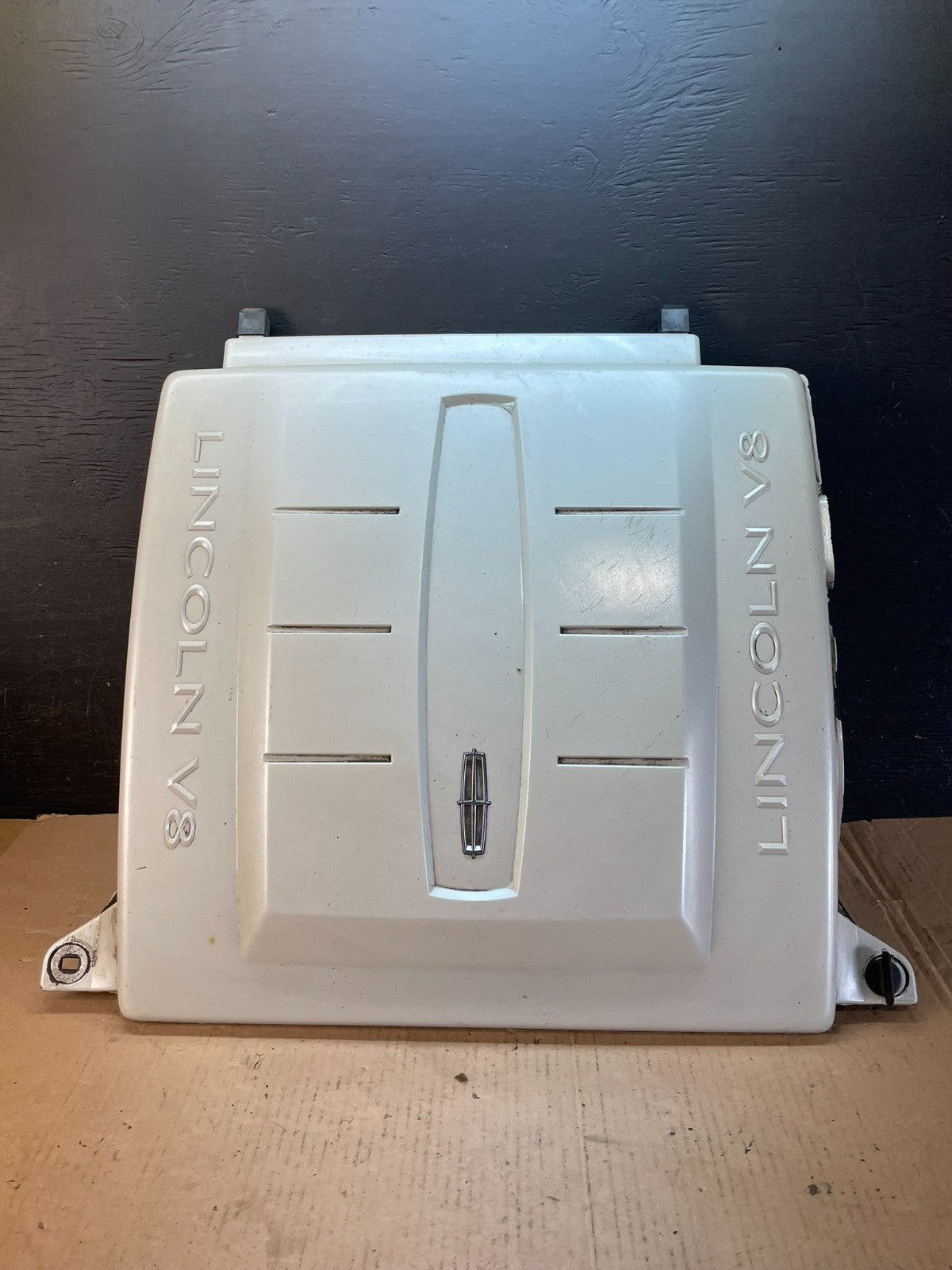 2005 to 2006 Lincoln Navigator 5.4L V8 Engine Motor Cover AD8437 DG0
