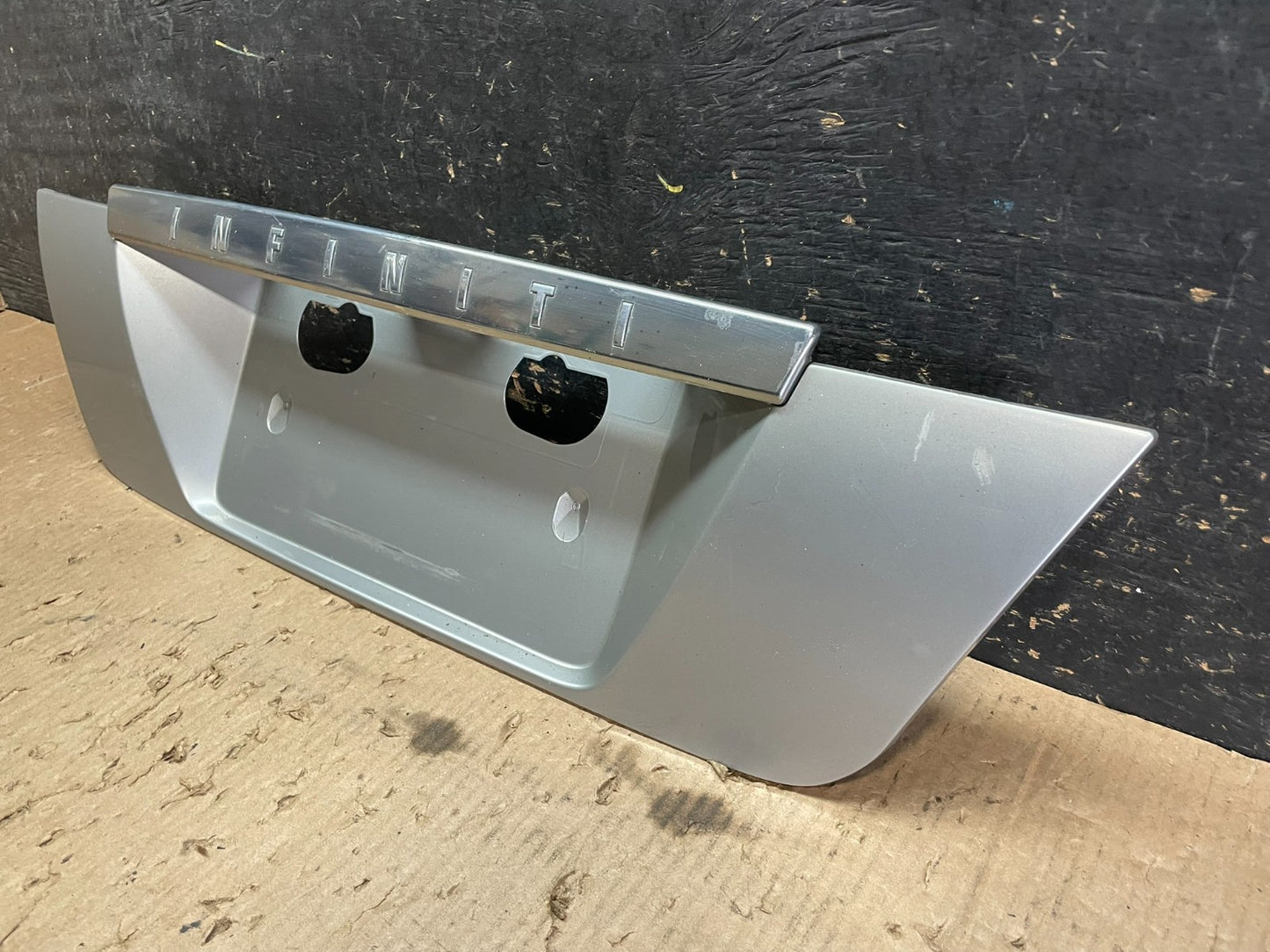 2002 2003 2004 Infiniti I35 Trunk Lid Rear License Plate Garnish OEM Z5598 DG2
