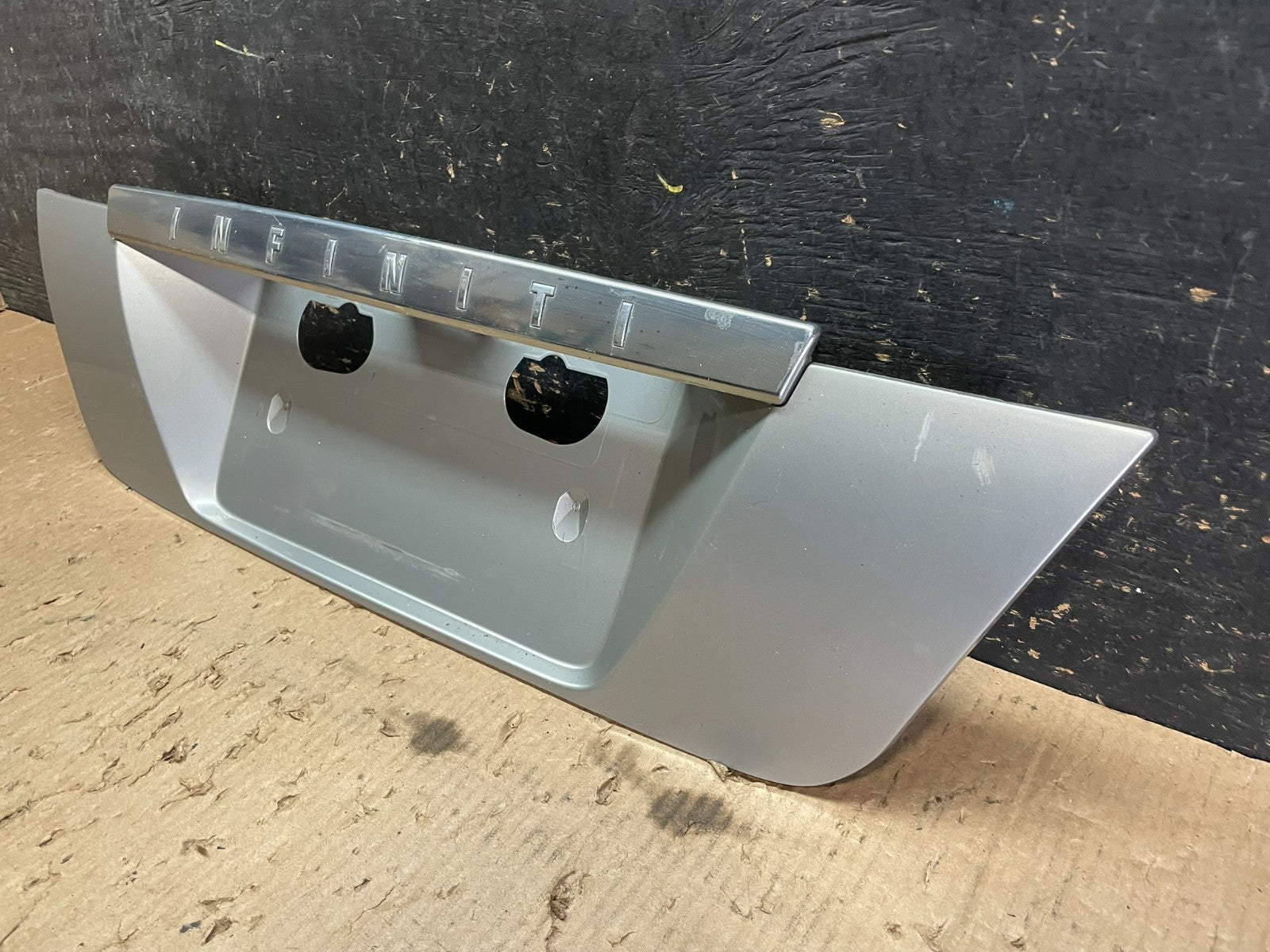 2002 2003 2004 Infiniti I35 Trunk Lid Rear License Plate Garnish OEM Z5598 DG2