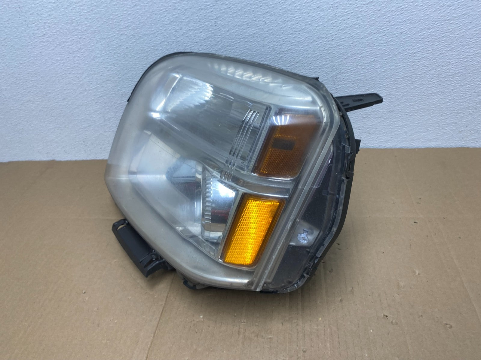 2010 to 2015 GMC Terrain Halogen Left Driver Lh Side Headlight AB8104 DW1