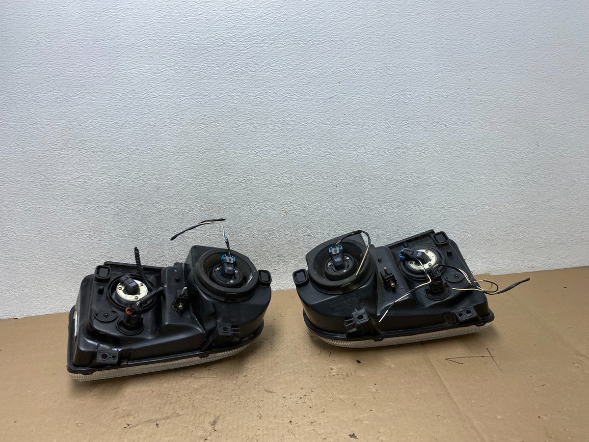 2005 to 2010 Chrysler 300C Left+Right Side Halogen Headlights AG4447 DW5