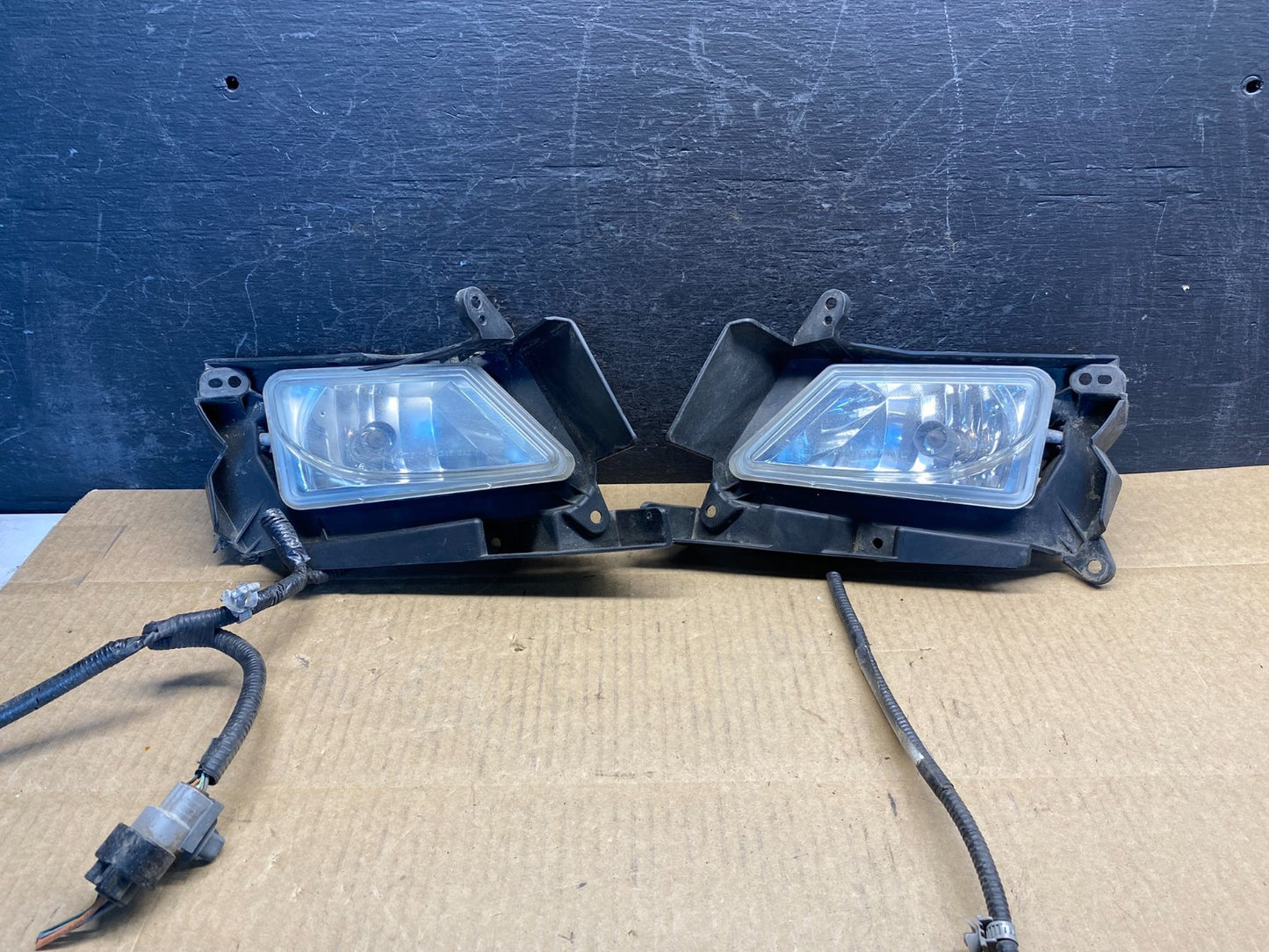 2011 to 2013 Mazda 3 Left+Right Set Fog Lights AG7276 DG0
