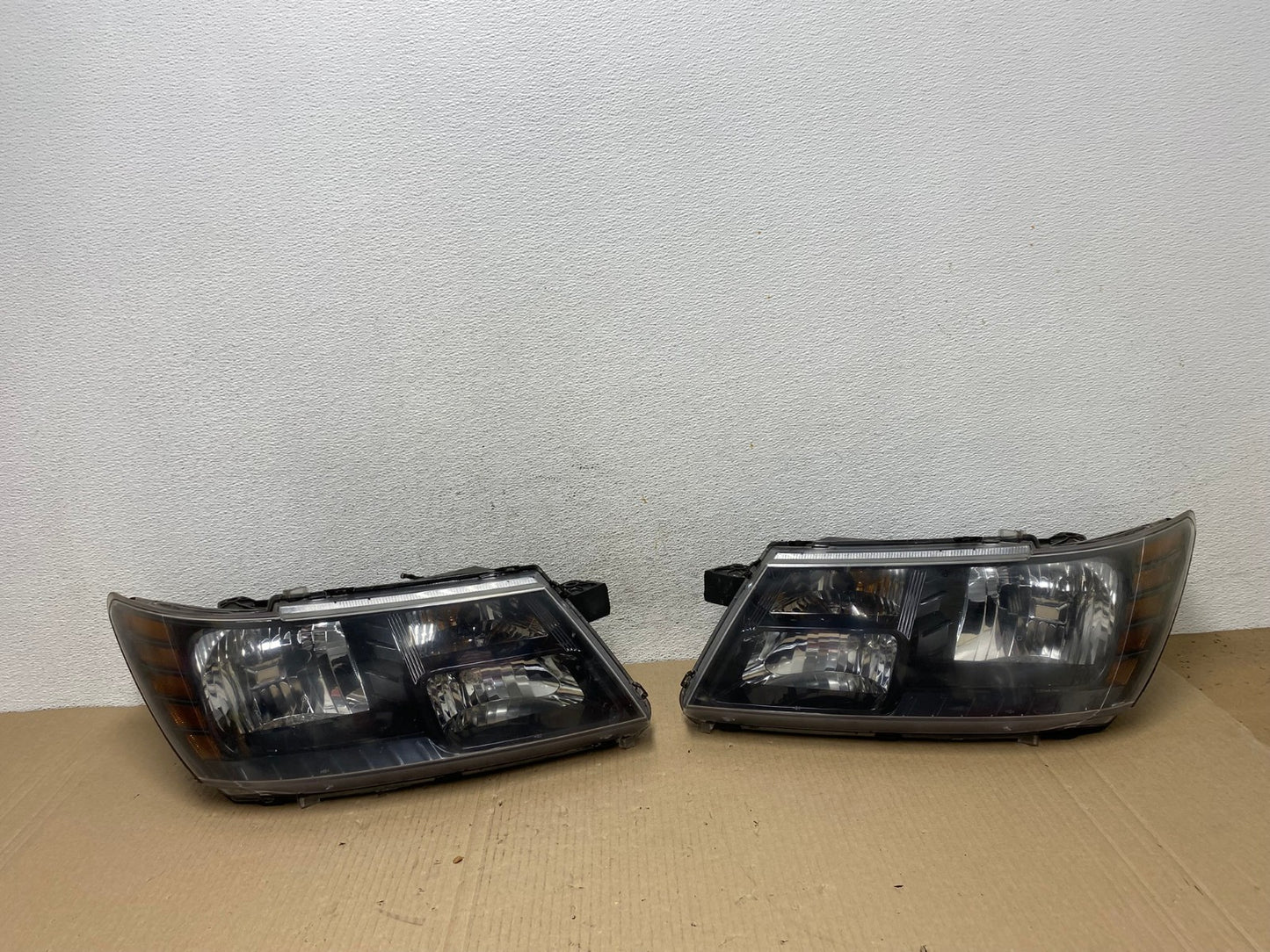 2009 to 2017 Dodge Journey Headlights Left+Right Set Halogen AE9500 LK0