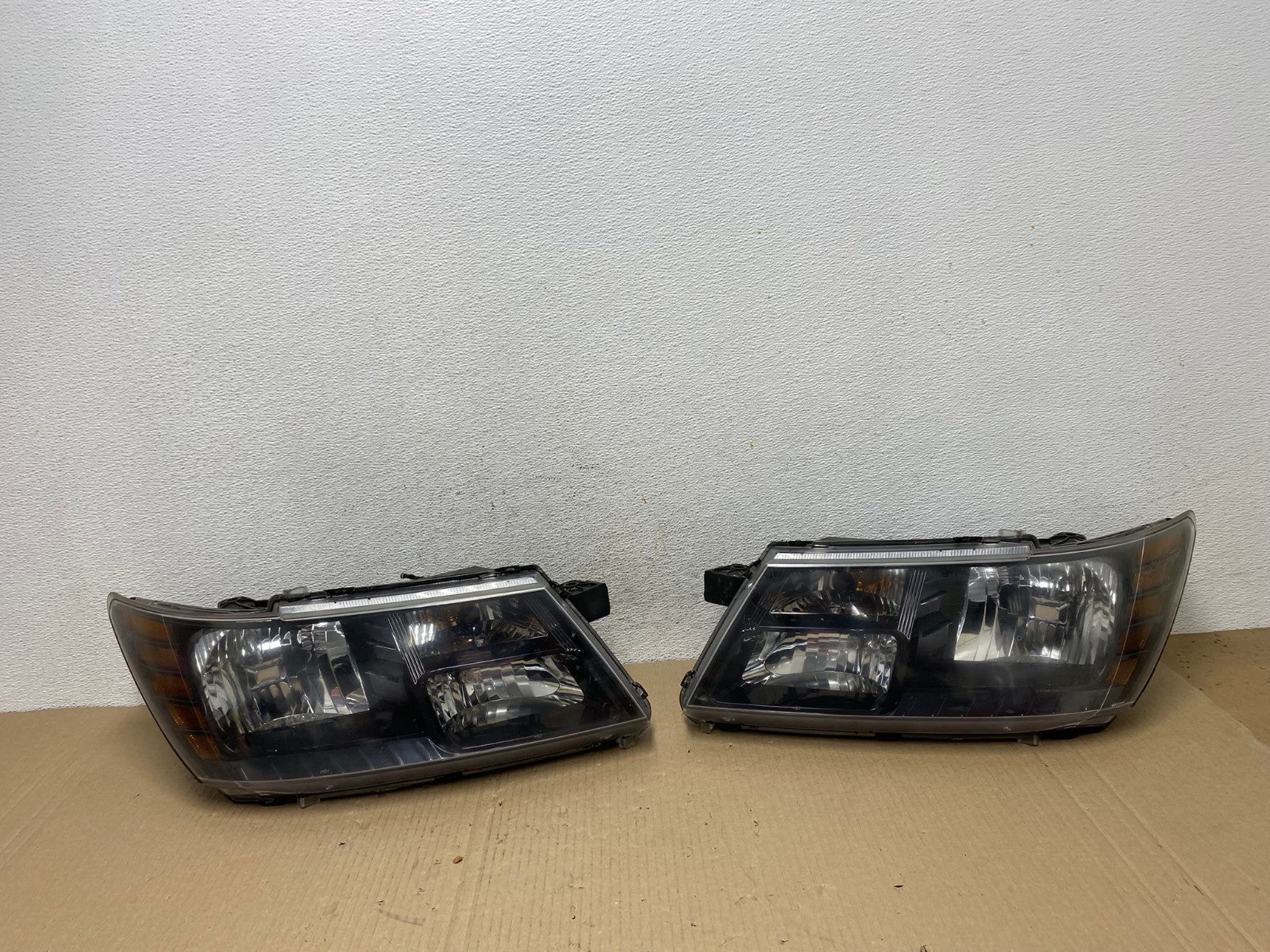 2009 to 2017 Dodge Journey Headlights Left+Right Set Halogen AE9500 LK0