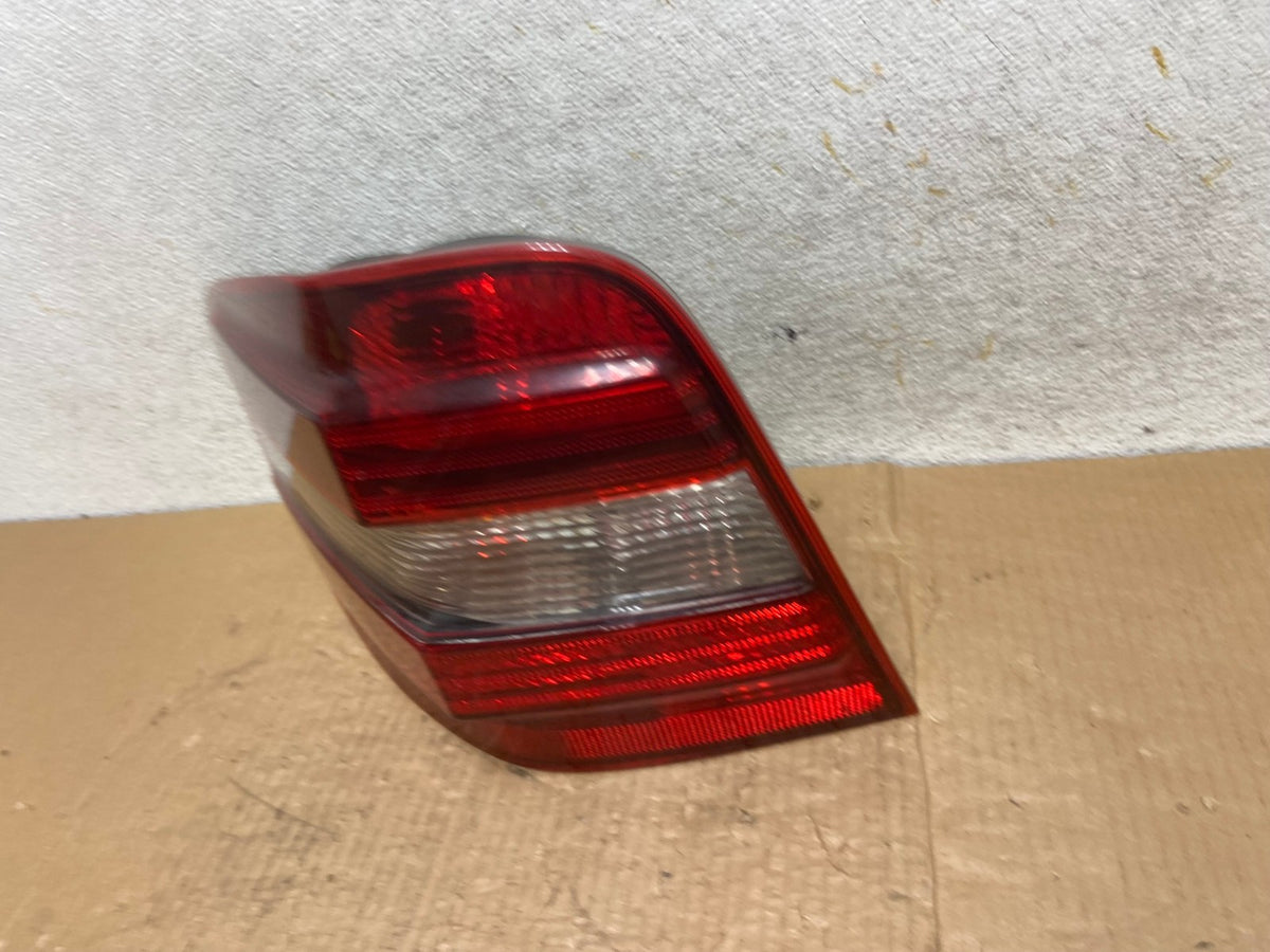 2009 to 2011 Mercedes ML350 ML-Class Left Driver Side LH Tail Light AI6824 LK1