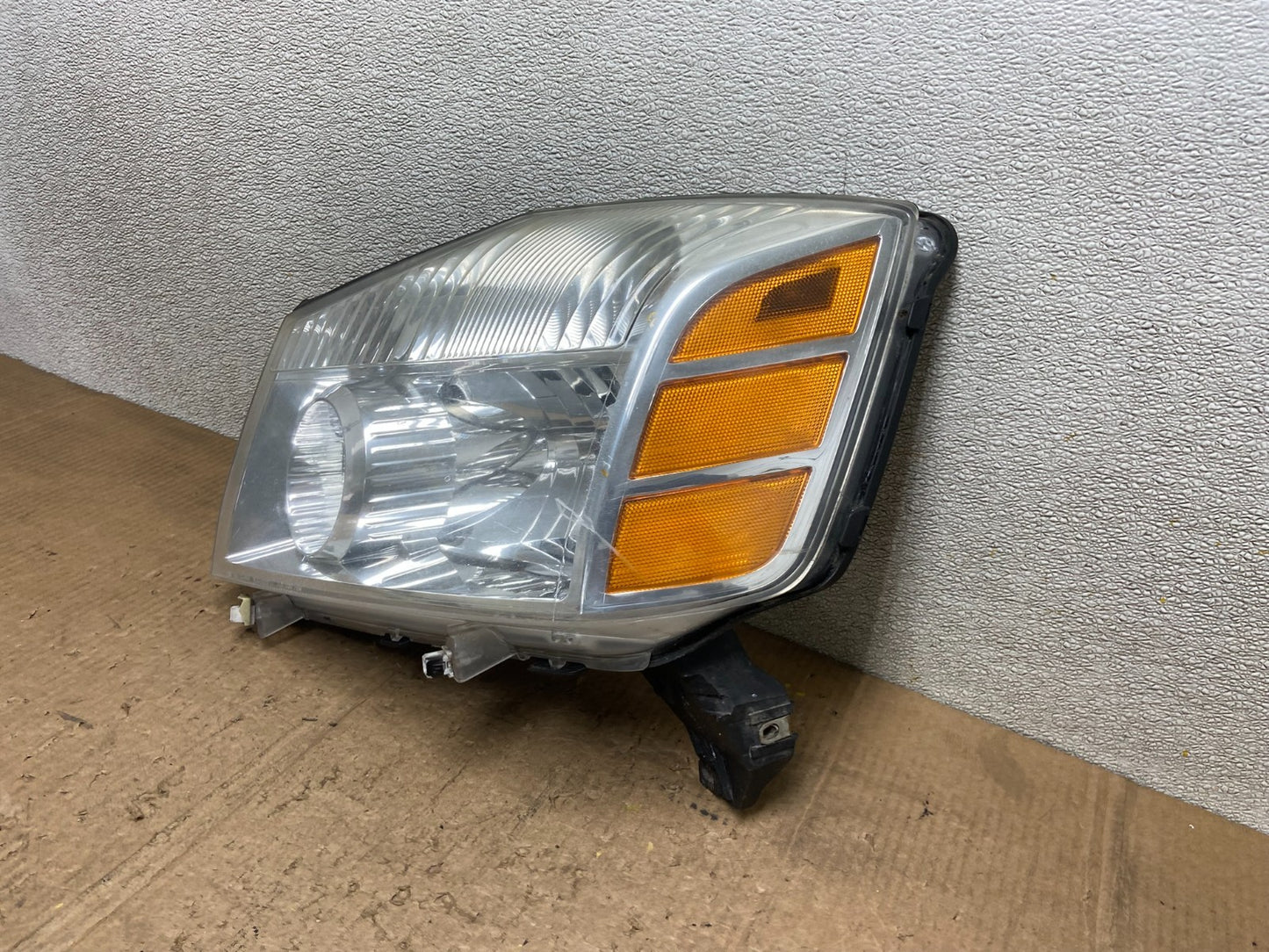 2004 to 2007 Nissan Armada Left Driver Lh Side Headlight Halogen Oem AA8272 DW1