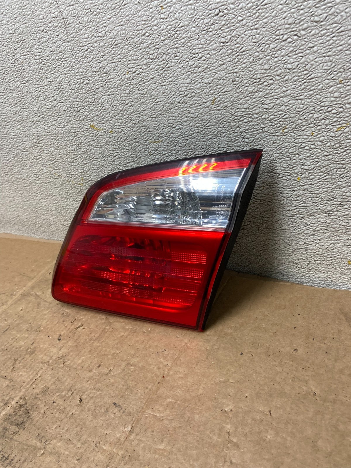 2000-2001 Infiniti i30 Right Passenger Rh Side Tail Light Inner Oem AA35221