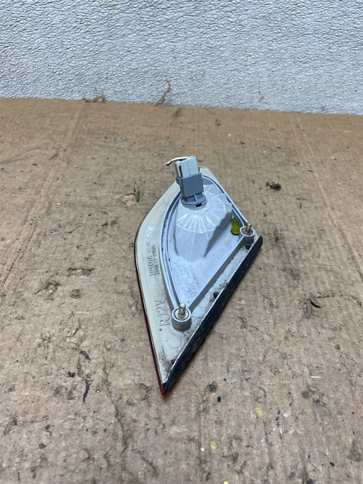 2003 to 2004 Toyota Avalon Right Passenger RH Inner Tail Light OEM AA43665