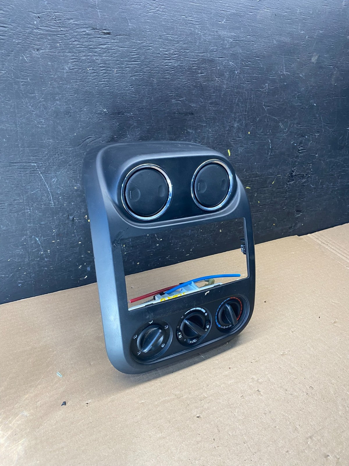 2009-2013 Jeep Patriot Dash Climate Temperature Control Radio Bezel OEM S2640 DG1